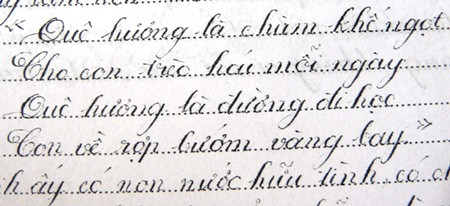 Nét chữ của Tân đều tăm tắp trong các trang giấy và được đánh giá là rất có hồn