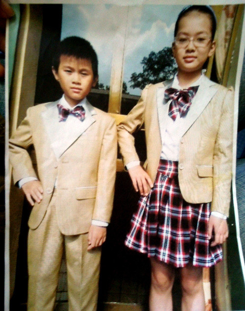 Bộ đồng phục mẫu mà đại diện cha mẹ học sinh của ba thôn đã ký hợp đồng với nhà may. Ảnh: Hoàng Thùy