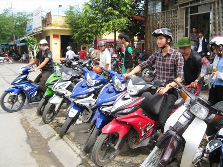 Ngay từ đầu giờ sáng, các thành viên CLB Exciter Thanh Hóa đã có mặt đông đủ tại bến xe, sẵn sàng phục vụ sĩ tử miễn phí. Ảnh: Lê Hoàng