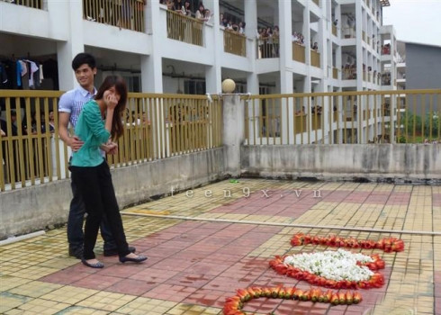 Sau phút giây kiss đắm đuối, có vẻ cô gái đã thấy xí hổ trước hàng ngàn đôi mắt