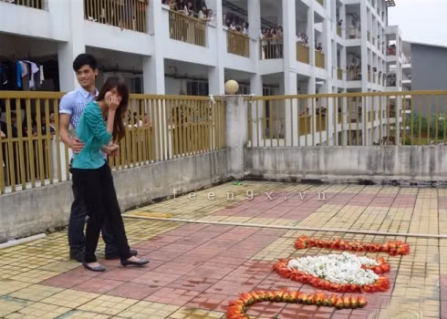 Sau phút giây kiss đắm đuối, có vẻ cô gái đã thấy xí hổ trước hàng ngàn đôi mắt. Sau phút giây kiss đắm đuối, có vẻ cô gái đã thấy xí hổ trước hàng ngàn đôi mắt