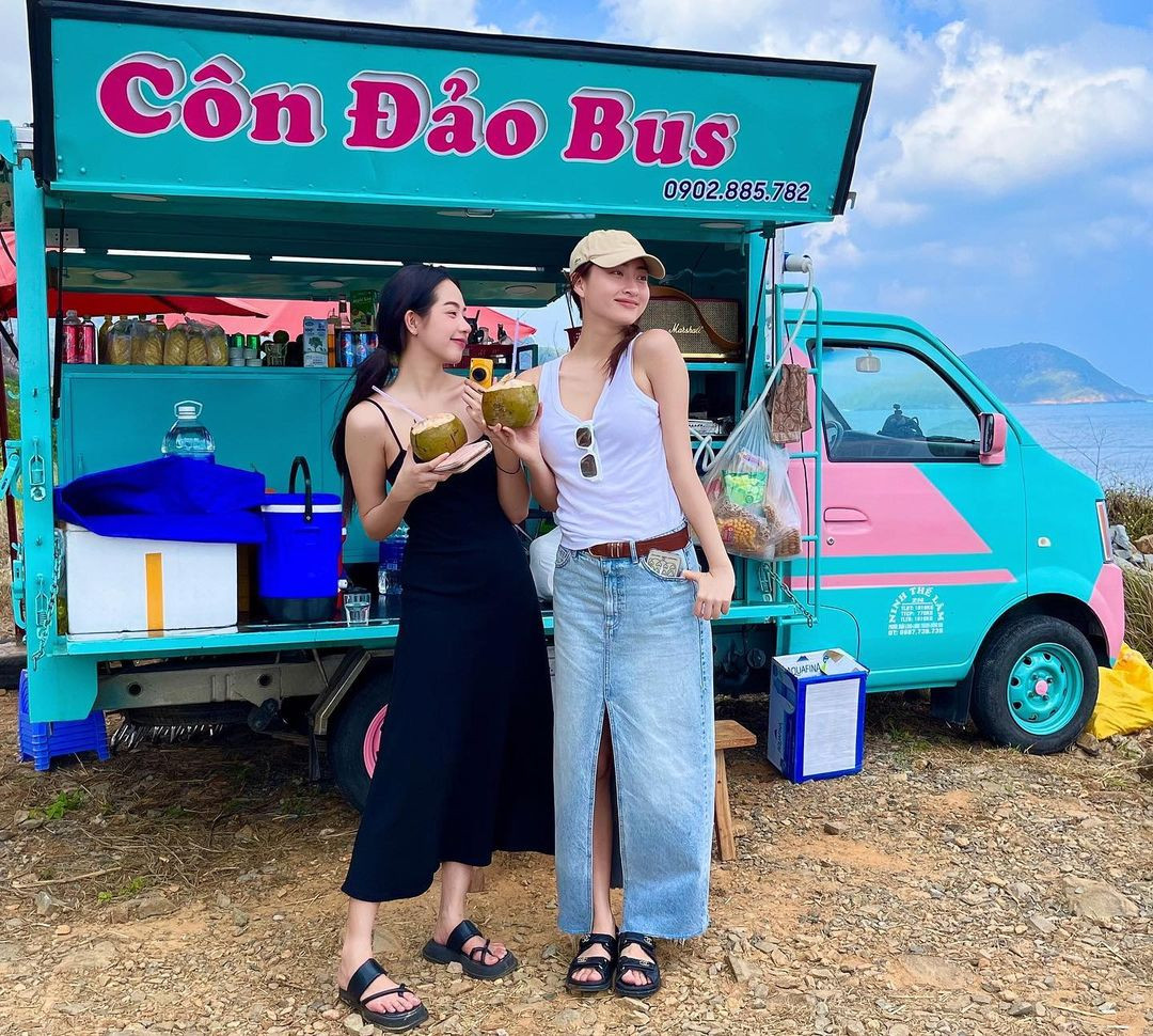 Hoa hậu Thanh Thủy và đàn chị Lương Thùy Linh có chuyến du lịch tại Côn Đảo trong kỳ nghỉ lễ 30/4 và 1/5. Hai người đẹp diện trang phục năng động, cá tính khi tham quan trên đảo. Ngoài đời, Thanh Thủy và Lương Thùy Linh khá thân thiết. Họ thường xuyên tương tác trên mạng xã hội và sánh vai trong nhiều sự kiện.