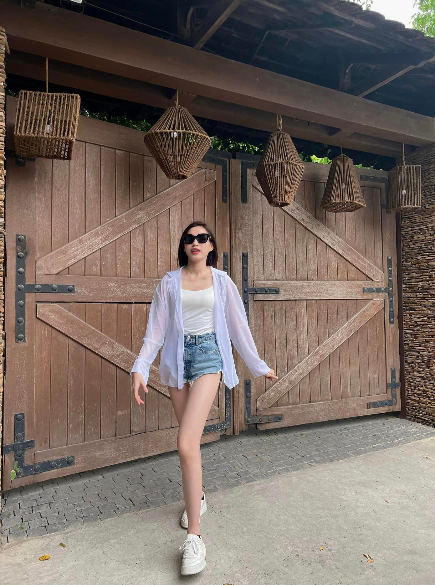 Bên cạnh bikini, quần sooc cũng là món đồ thời trang mà người đẹp xứ Thanh thường xuyên sử dụng để khoe chân dài. Quần sooc jean mang lại cho cô vẻ năng động, cá tính ở đời thường.