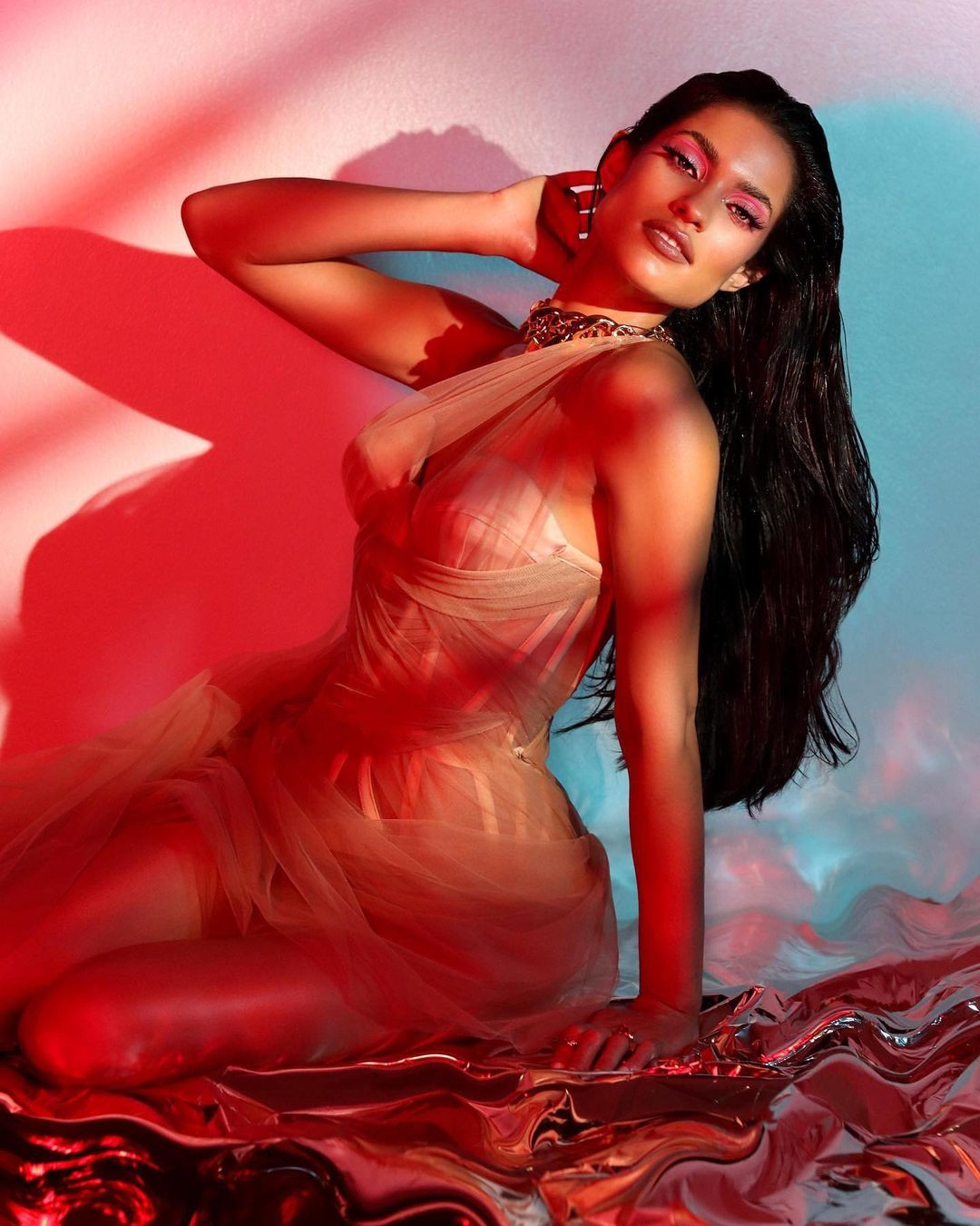 Karla Guilfú Acevedo sinh năm 1997, là một người mẫu và huấn luyện viên yoga. Người đẹp tốt nghiệp ngành tâm lý học và đang theo học thêm thạc sĩ về tư vấn tâm lý.