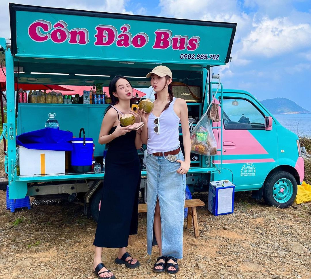 Hoa hậu Thanh Thủy và đàn chị Lương Thùy Linh có chuyến du lịch tại Côn Đảo trong kỳ nghỉ lễ 30/4 và 1/5. Hai người đẹp diện trang phục năng động, cá tính khi tham quan trên đảo. Ngoài đời, Thanh Thủy và Lương Thùy Linh khá thân thiết. Họ thường xuyên tương tác trên mạng xã hội và sánh vai trong nhiều sự kiện.