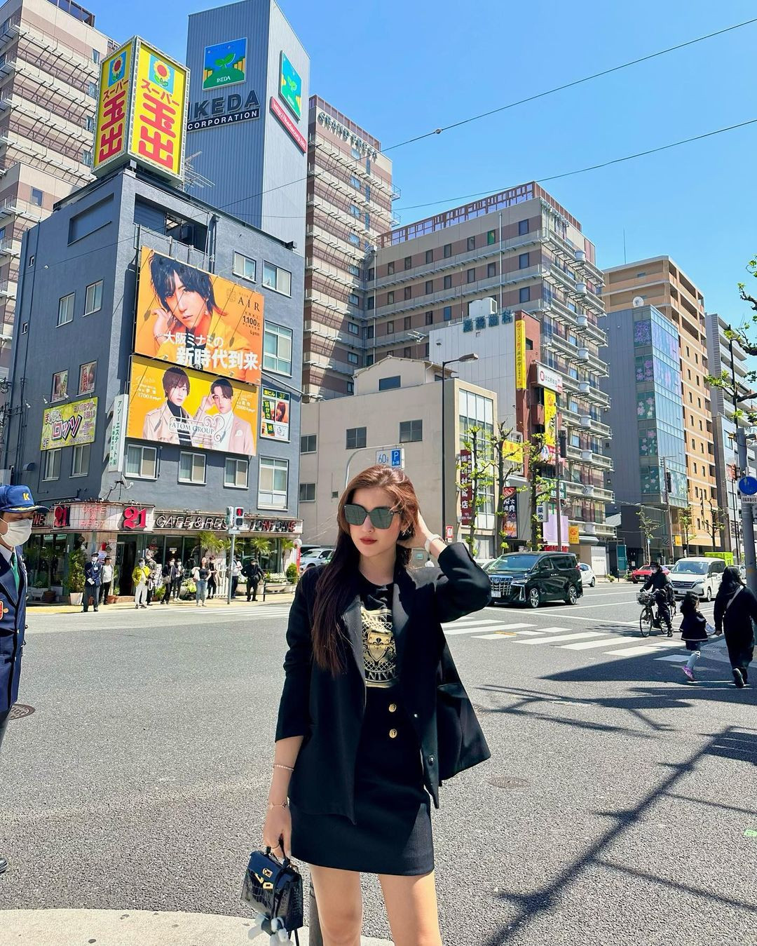 Á hậu Huyền My và gia đình cũng chọn Nhật Bản để du lịch trong dịp nghỉ lễ. Huyền My cho biết cô bận rộn với công việc biên tập viên thể thao nên khó khăn mới sắp xếp được thời gian để đi nghỉ cùng gia đình.