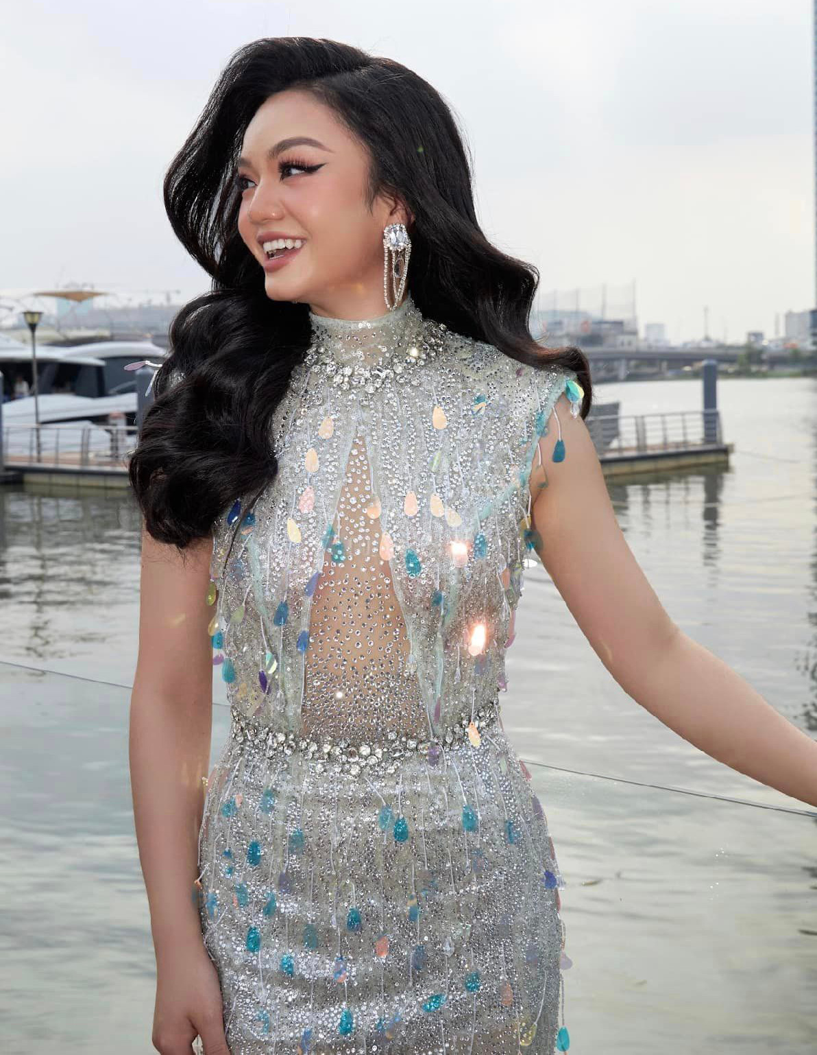 Người đẹp gốc Việt chia sẻ trên trang cá nhân: “Tôi mong muốn thi sắc đẹp từ lâu vì thông qua đó có thể giúp đỡ mọi người xung quanh bằng nhiều dự án cộng đồng mà mình thực hiện. Tôi nghĩ rằng nếu có danh hiệu thì đó là nền tảng giúp tôi tạo được sức ảnh hưởng nhiều hơn, dễ lan tỏa những hoạt động tốt đẹp, kết nối xã hội”.