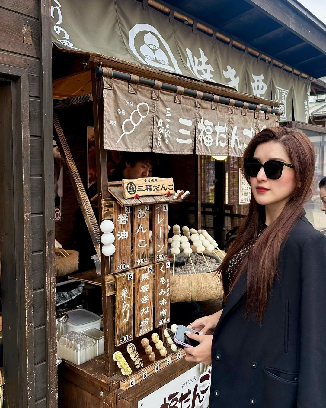 Á hậu Huyền My và gia đình cũng chọn Nhật Bản để du lịch trong dịp nghỉ lễ. Huyền My cho biết cô bận rộn với công việc biên tập viên thể thao nên khó khăn mới sắp xếp được thời gian để đi nghỉ cùng gia đình.