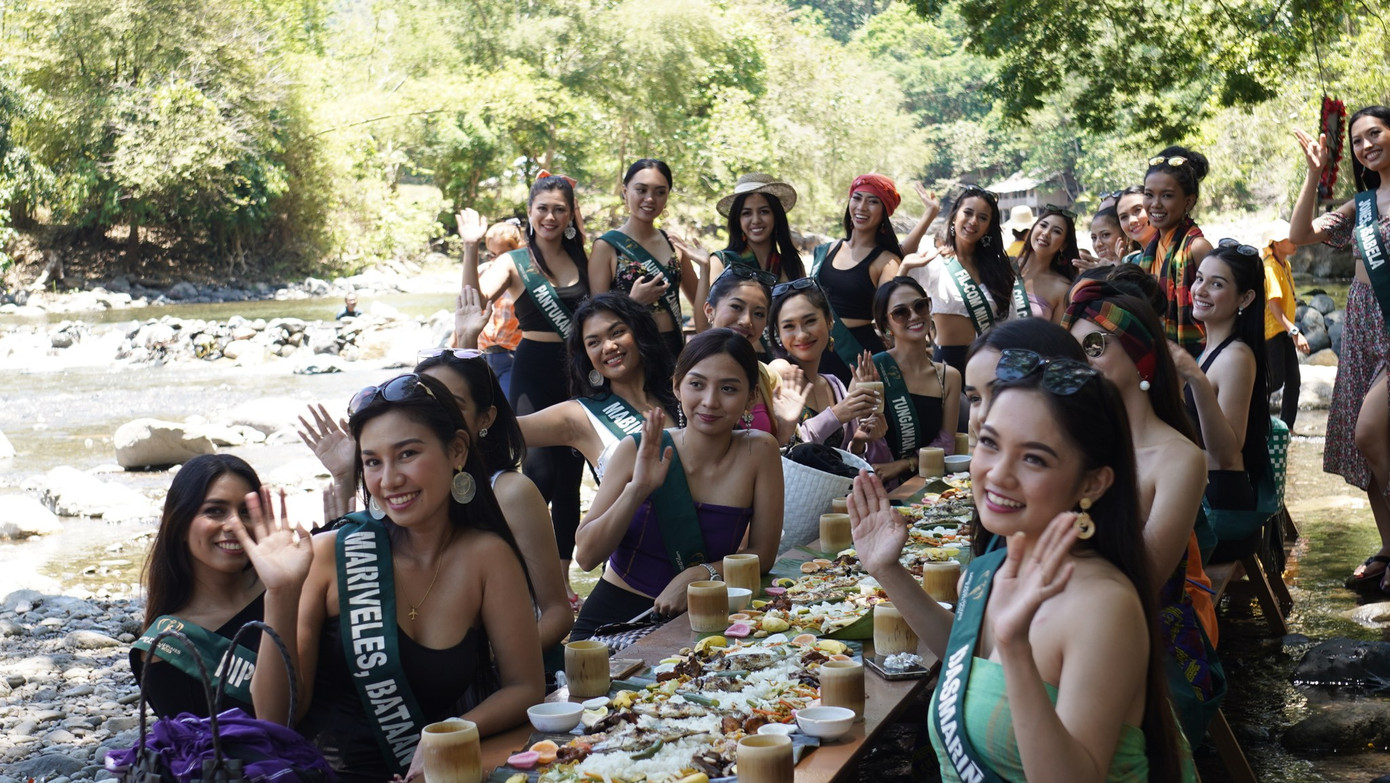 Hoa hậu Trái Đất Philippines gây tranh cãi khi để thí sinh ăn bốc.