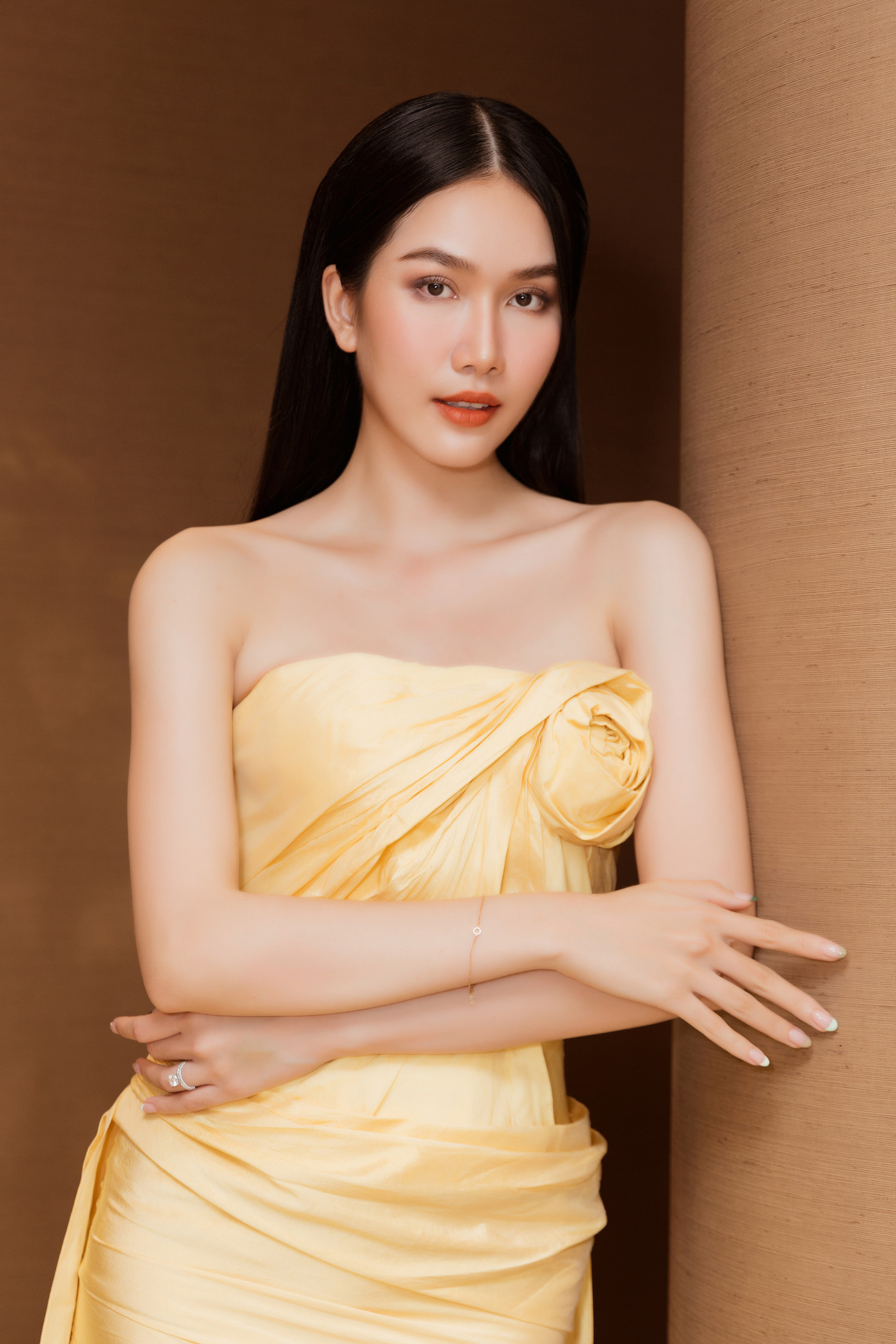 Á hậu Phương Anh khoe vai trần với váy cúp ngực.