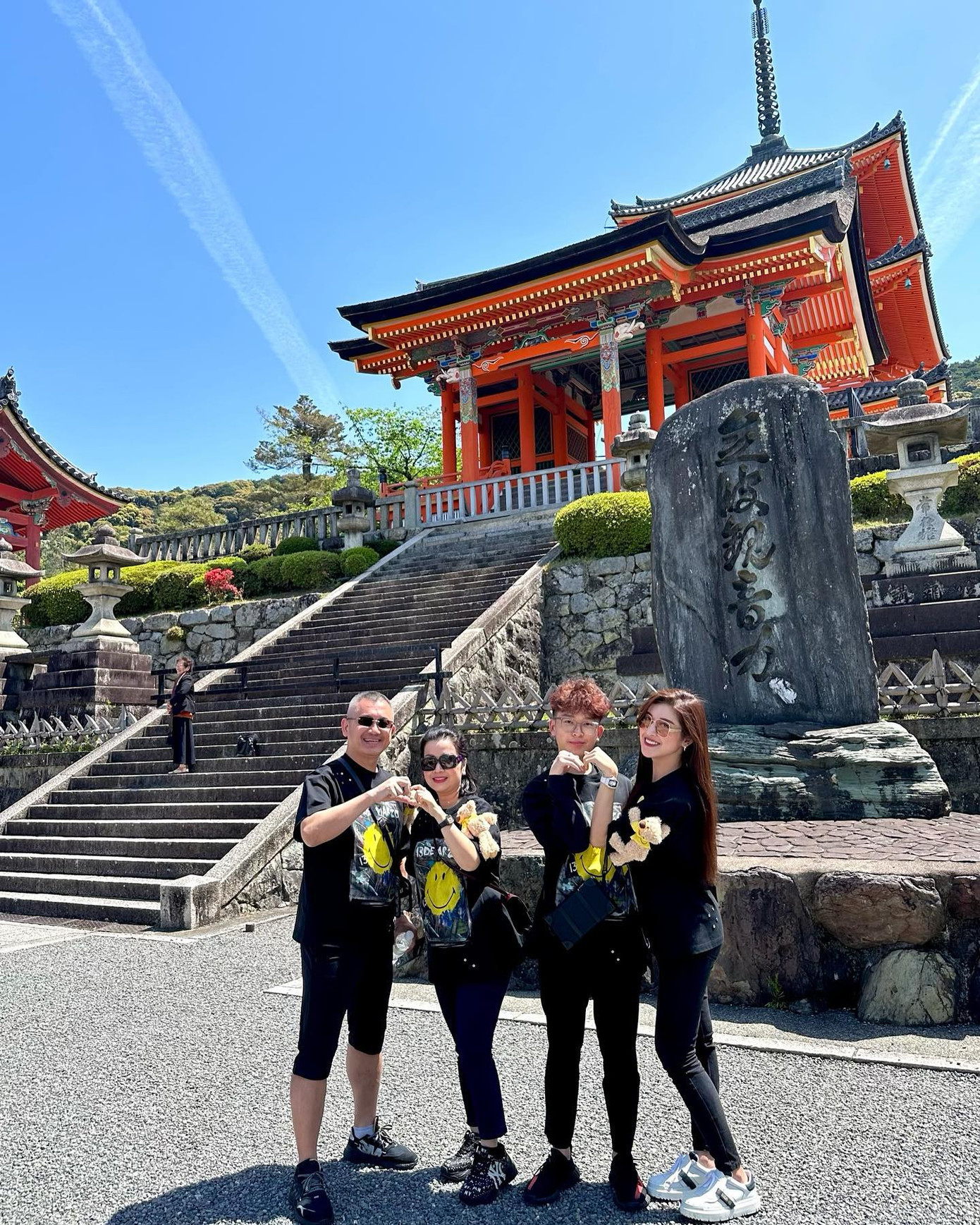 Á hậu Huyền My và gia đình cũng chọn Nhật Bản để du lịch trong dịp nghỉ lễ. Huyền My cho biết cô bận rộn với công việc biên tập viên thể thao nên khó khăn mới sắp xếp được thời gian để đi nghỉ cùng gia đình.