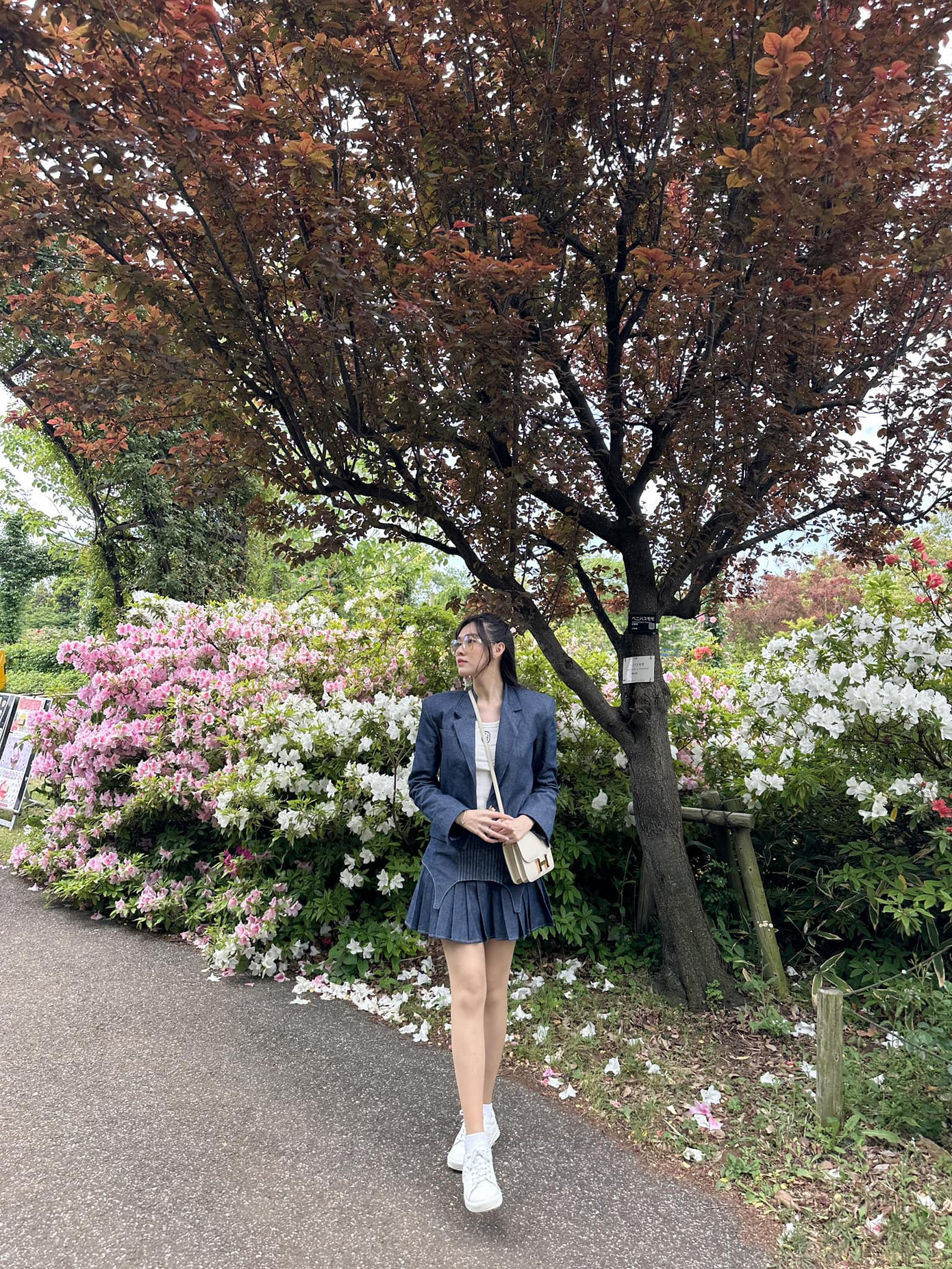 Á hậu Tường San chọn Nhật Bản làm điểm dừng chân của kỳ nghỉ lễ. Cô diện bộ trang phục trẻ trung như nữ sinh trong chuyến đi chơi. Gu thời trang của Tường San được đánh giá là thiên về phong cách thanh lịch, dịu dàng.