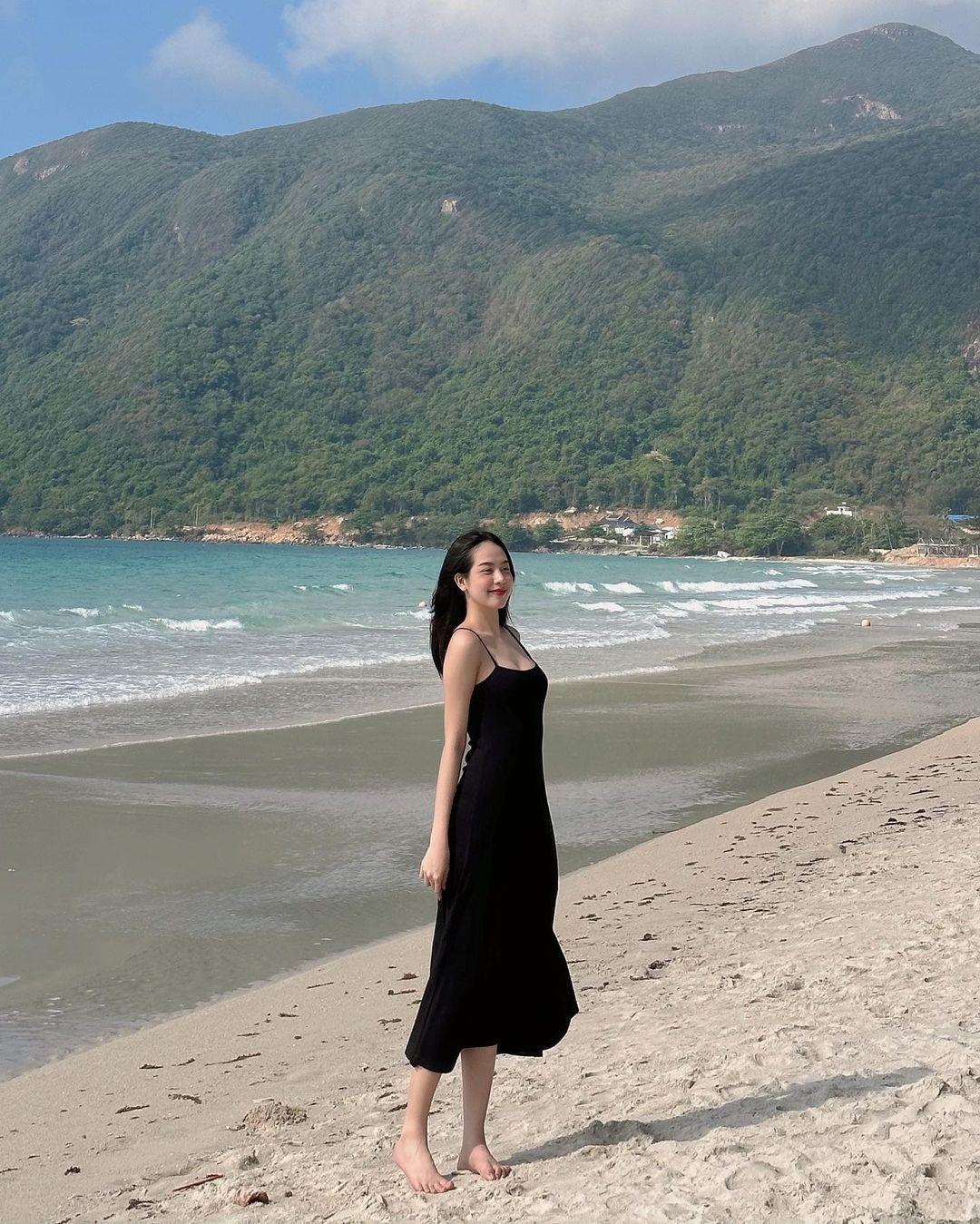 Hoa hậu Thanh Thủy diện váy hai dây khoe vai trần và vòng một quyến rũ. Người đẹp Đà Nẵng được đánh giá ngày càng hoàn thiện về sắc vóc sau 4 tháng đăng quang.