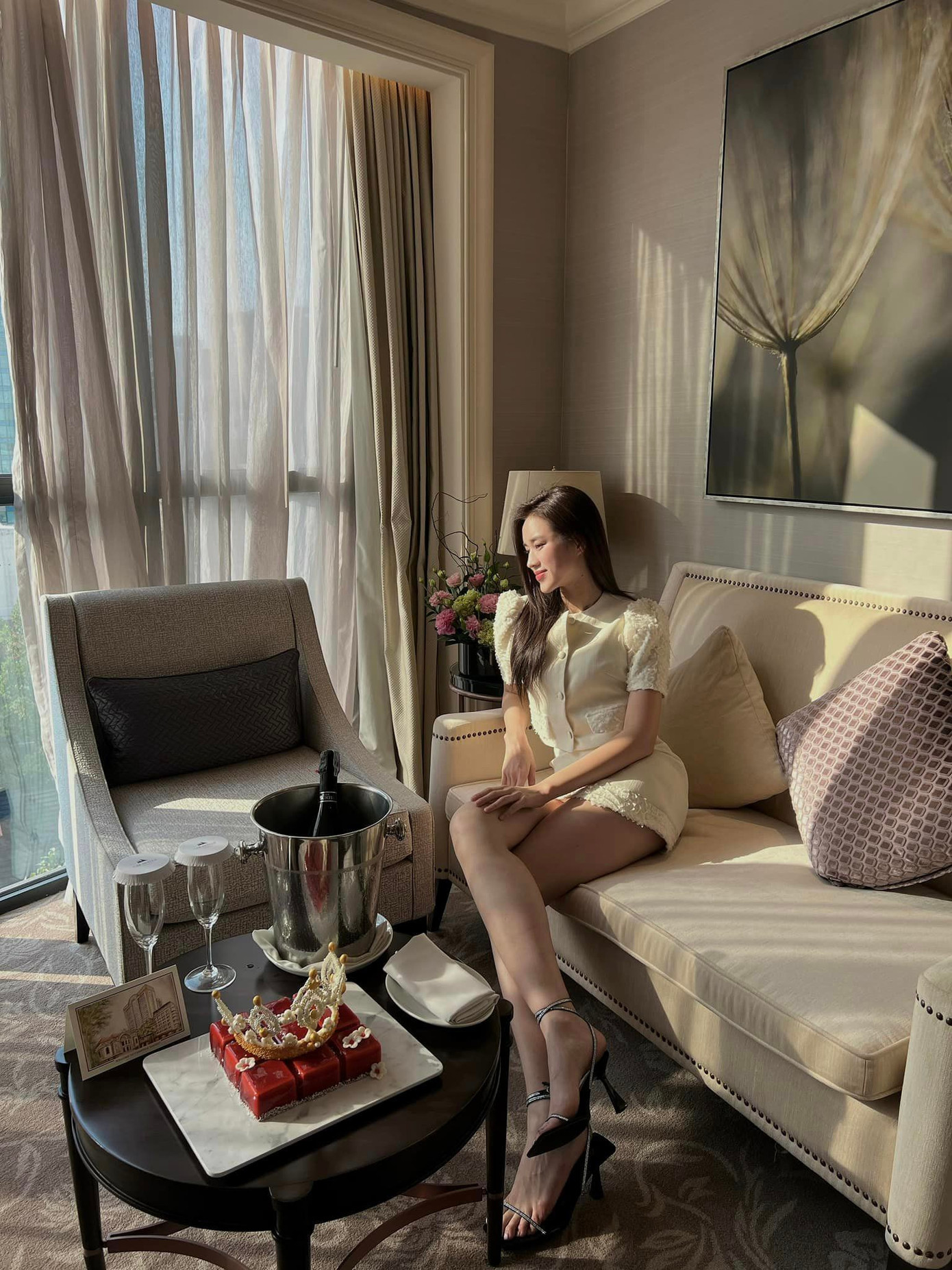 Ngoài bikini và quần sooc, váy ngắn có độ dài trên gối là "item" thường xuyên được Đỗ Thị Hà sử dụng để khoe nét đẹp của đôi chân. Váy ngắn kết hợp sandal quai mảnh, hở mũi giúp cô khoe trọn đôi chân dài 1,11 m.