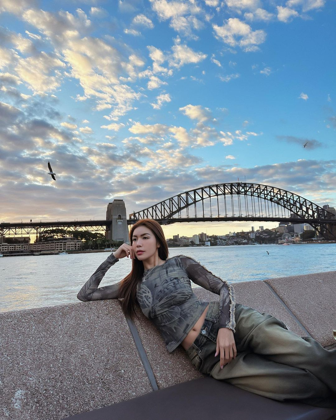 Người đẹp Minh Tú cũng đang có kỳ nghỉ lễ ở Australia. Trước đó, cô sang đây để biểu diễn thời trang. Minh Tú diện trang phục cá tính, khoe vòng eo quyến rũ.