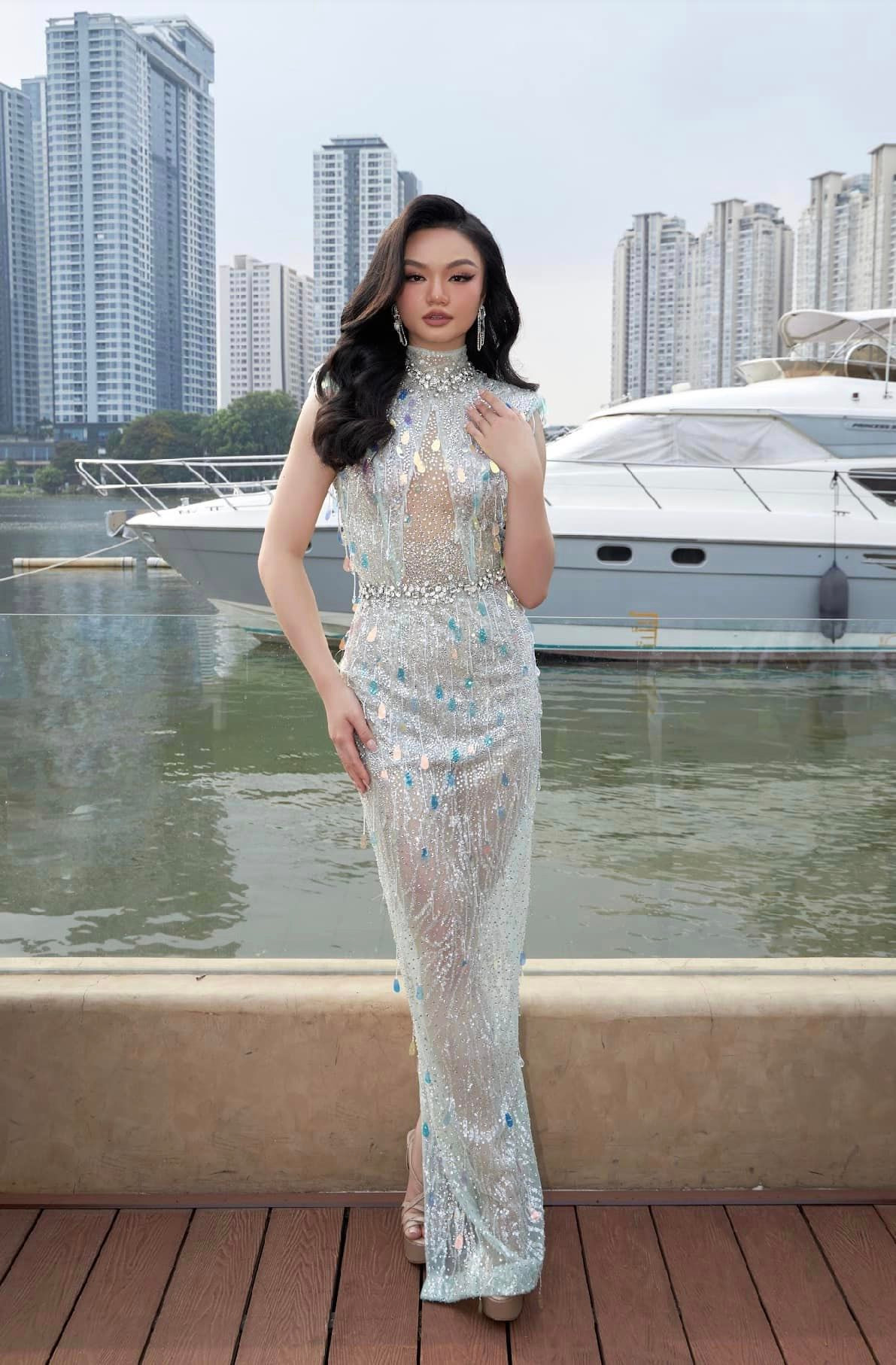 Trong danh sách thí sinh tham dự Hoa hậu Hoàn vũ Canada 2023 xuất hiện cái tên Đỗ Hoàng Kim - cô gái Canada gốc Việt, thu hút sự chú ý của khán giả Việt Nam. Người đẹp sinh năm 2002, cao 1,7 m và nhan sắc cá tính.