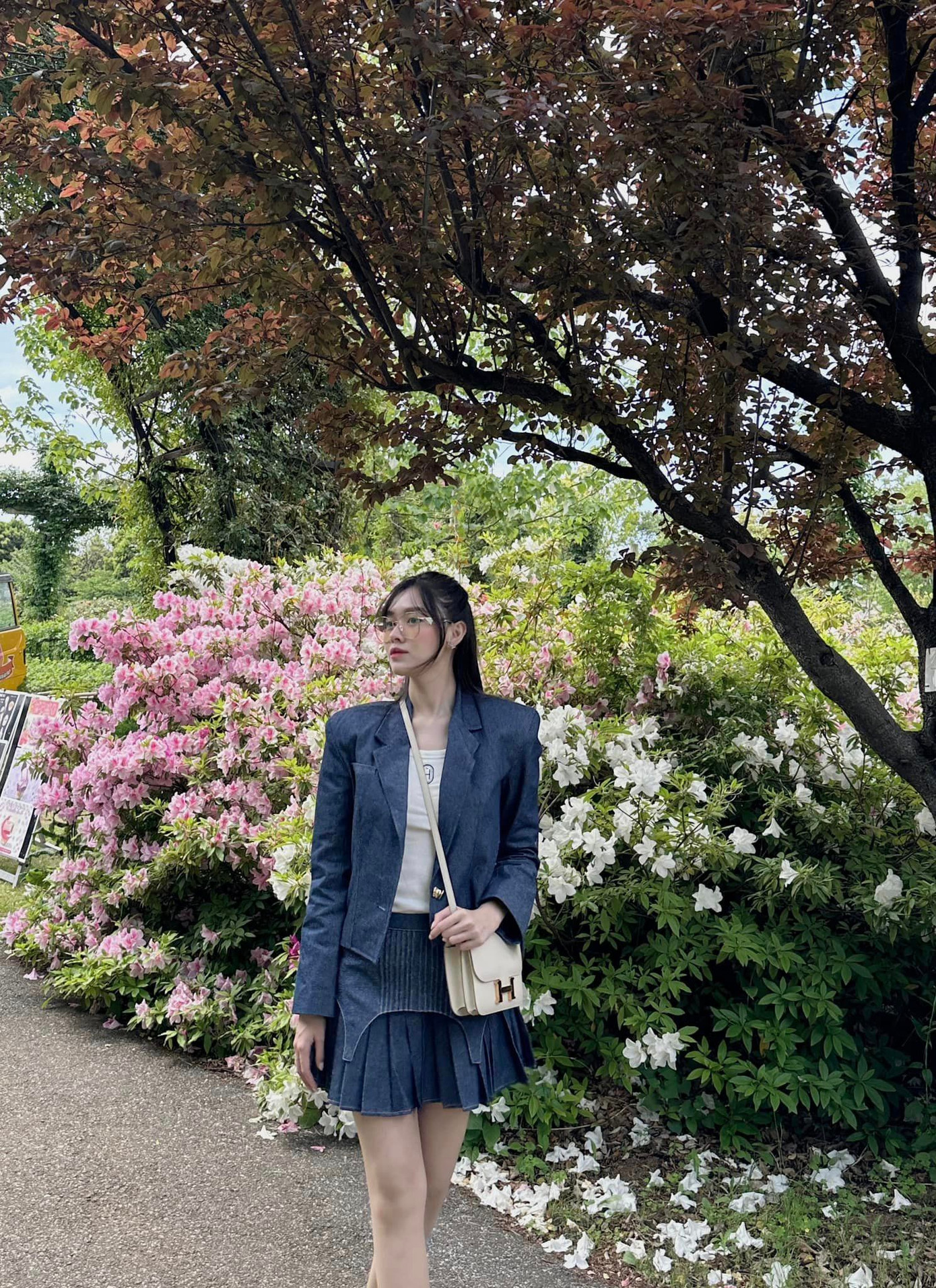 Á hậu Tường San chọn Nhật Bản làm điểm dừng chân của kỳ nghỉ lễ. Cô diện bộ trang phục trẻ trung như nữ sinh trong chuyến đi chơi. Gu thời trang của Tường San được đánh giá là thiên về phong cách thanh lịch, dịu dàng.