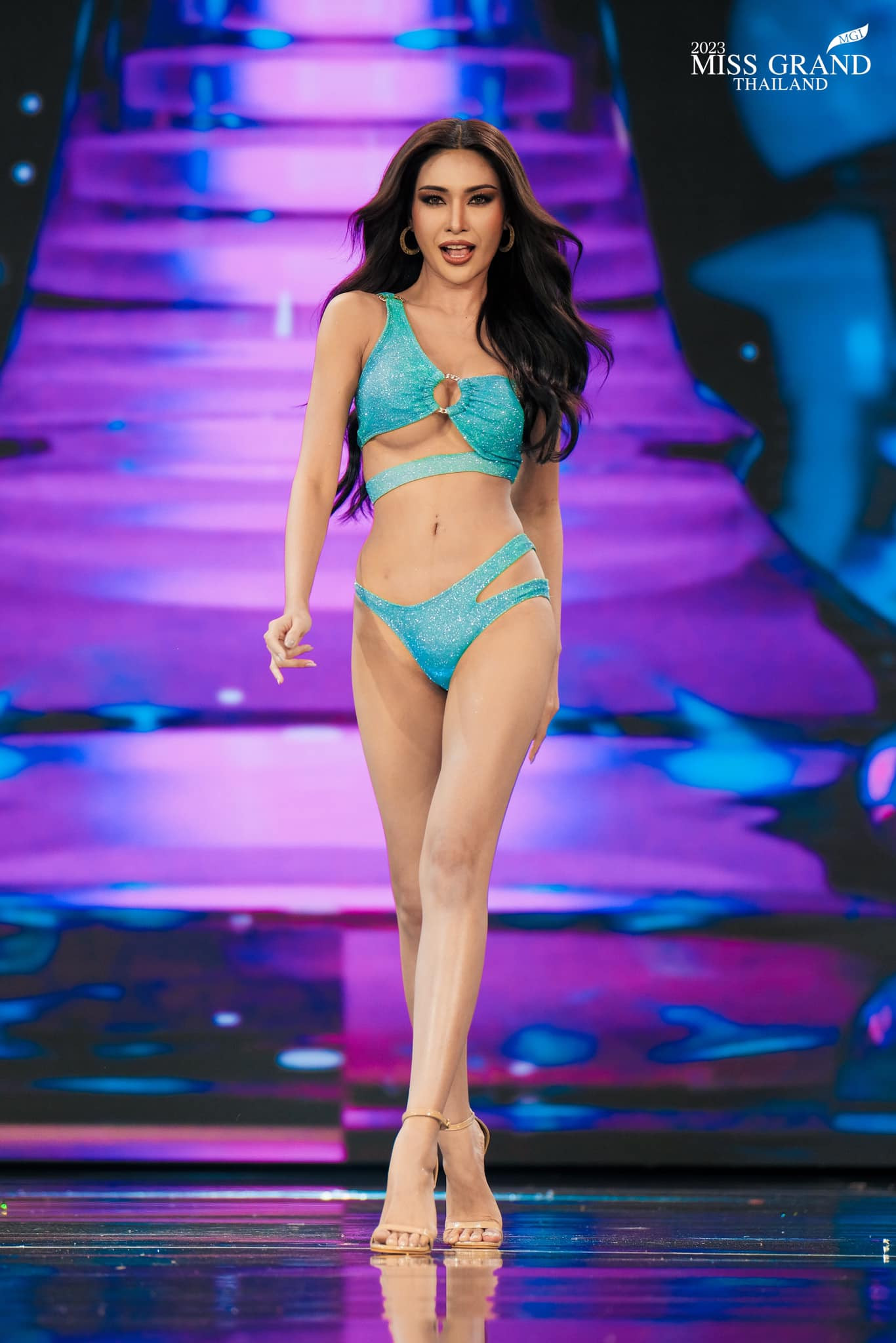 Giữa dàn thí sinh đua nhau phô diễn kỹ năng trình diễn, vẫn có những người đẹp chọn cách catwalk đơn giản, năng động theo đúng chuẩn phong cách beauty queen.