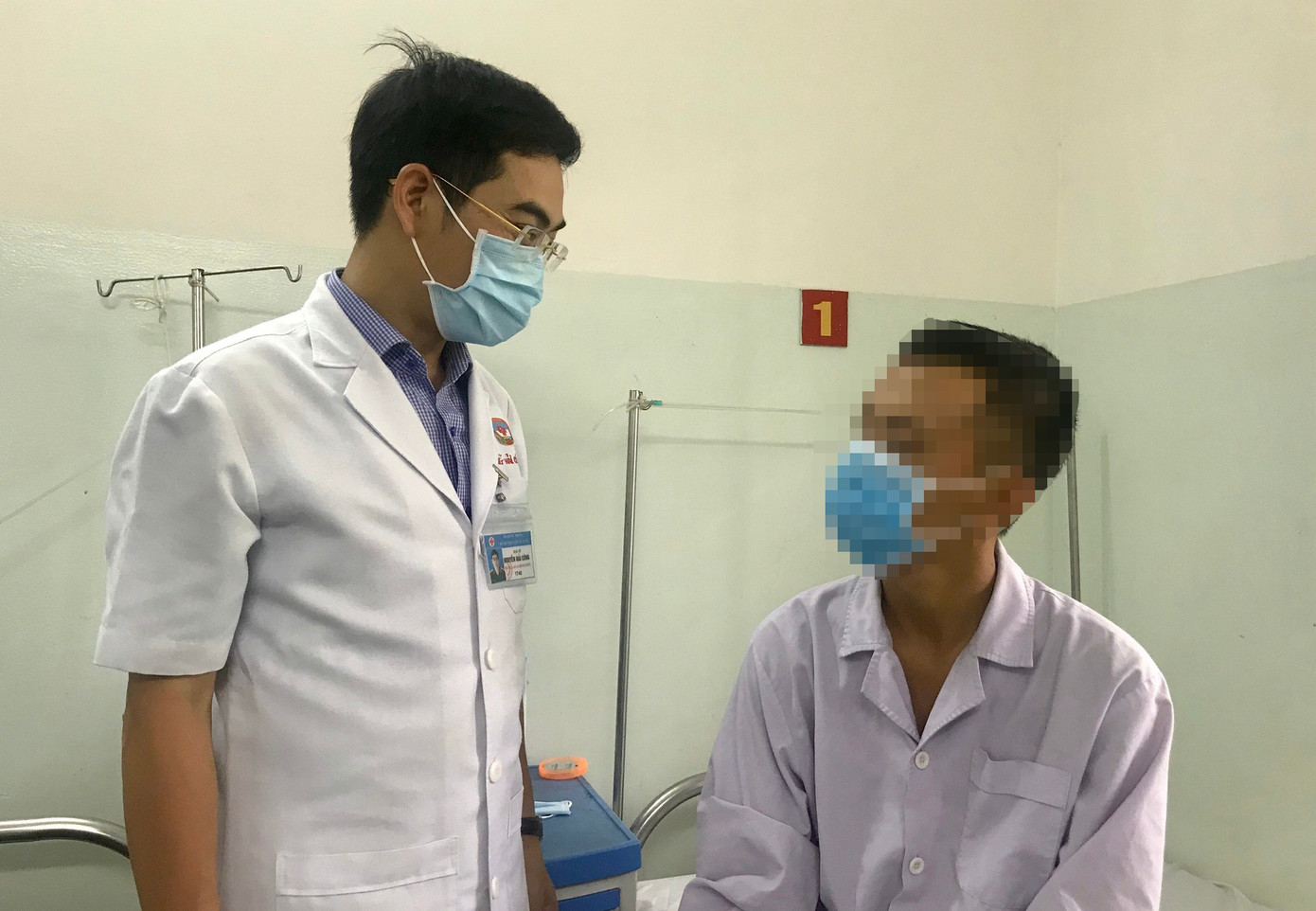 TS Công khuyến cáo khi thời tiết nắng nóng, người dân nên hạn chế ra đường, đặc biệt là trẻ em và người cao tuổi có bệnh nền. Ảnh: Bích Huệ.