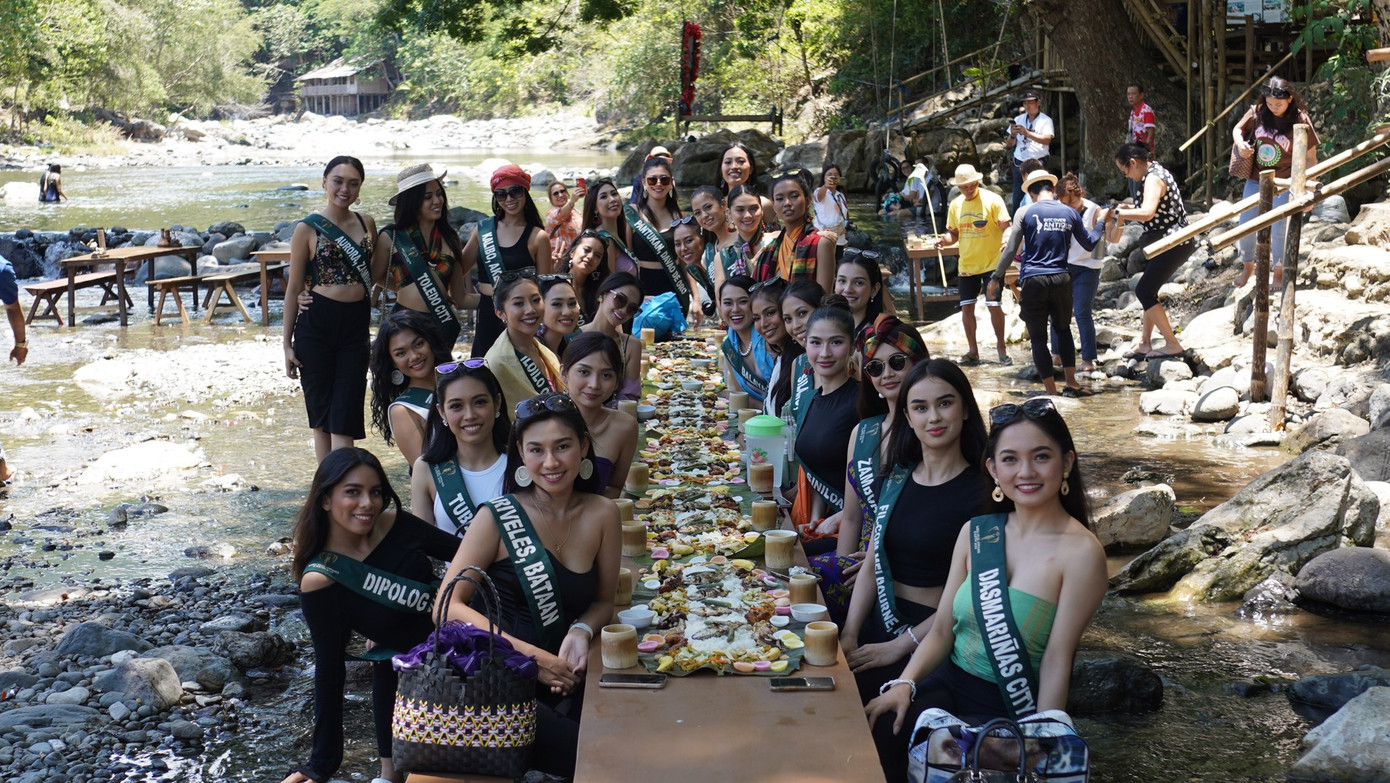 Hoa hậu Trái Đất Philippines gây tranh cãi khi để thí sinh ăn bốc.