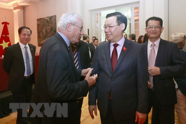 Chủ tịch Quốc hội Vương Đình Huệ với đại biểu. (Ảnh: Doãn Tấn/TTXVN) Chủ tịch Quốc hội Vương Đình Huệ với đại biểu. (Ảnh: Doãn Tấn/TTXVN)