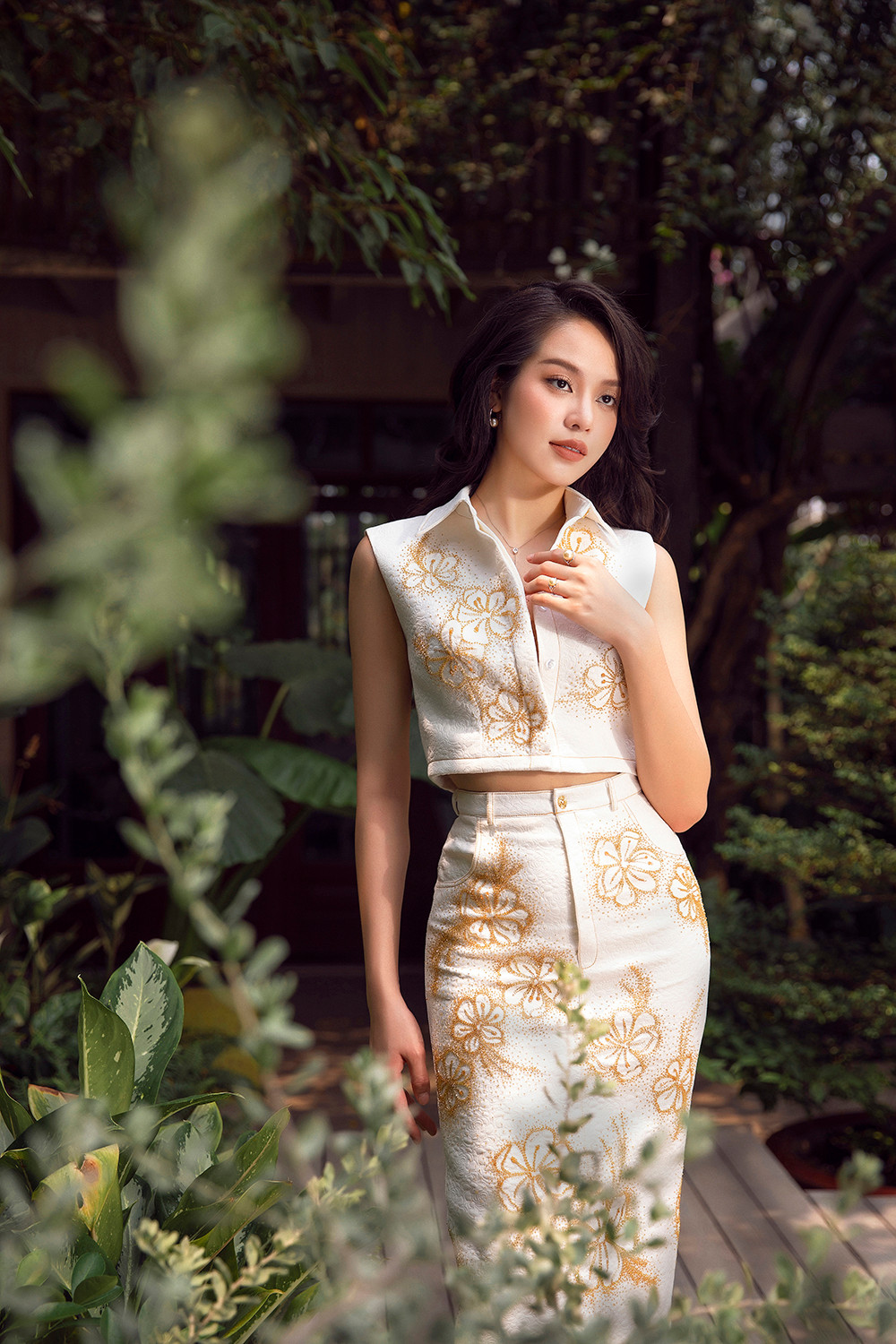 Không chỉ có số đo ba vòng cân đối, thắt eo đẹp mắt, Thanh Thủy còn sở hữu đôi chân thẳng, được đánh giá không hề thua kém người tiền nhiệm là Hoa hậu Đỗ Thị Hà. Hiểu được lợi thế, cô thường xuyên lựa chọn trang phục giúp khoe đôi chân.