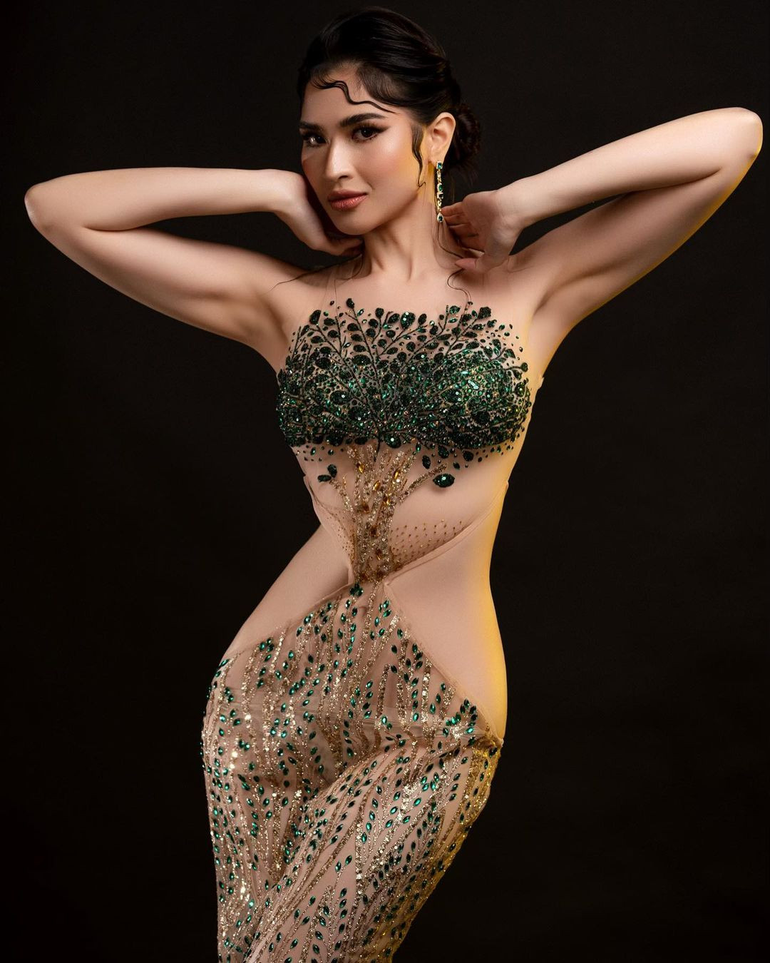 Người đẹp năm nay 24 tuổi, cao 1,7 m, gương mặt đẹp và vóc dáng cân đối, quyến rũ.