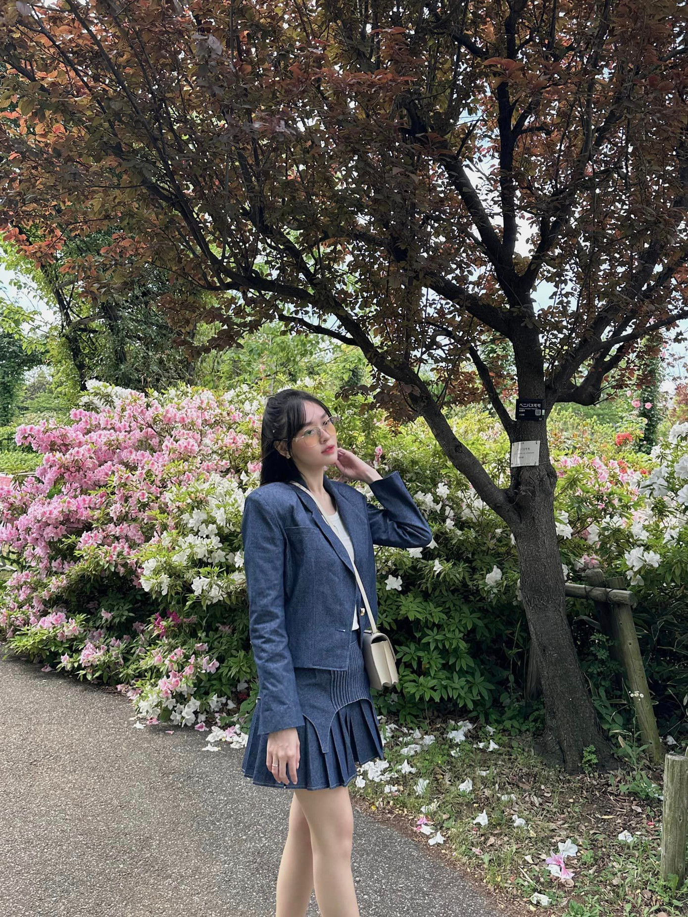 Á hậu Tường San chọn Nhật Bản làm điểm dừng chân của kỳ nghỉ lễ. Cô diện bộ trang phục trẻ trung như nữ sinh trong chuyến đi chơi. Gu thời trang của Tường San được đánh giá là thiên về phong cách thanh lịch, dịu dàng.