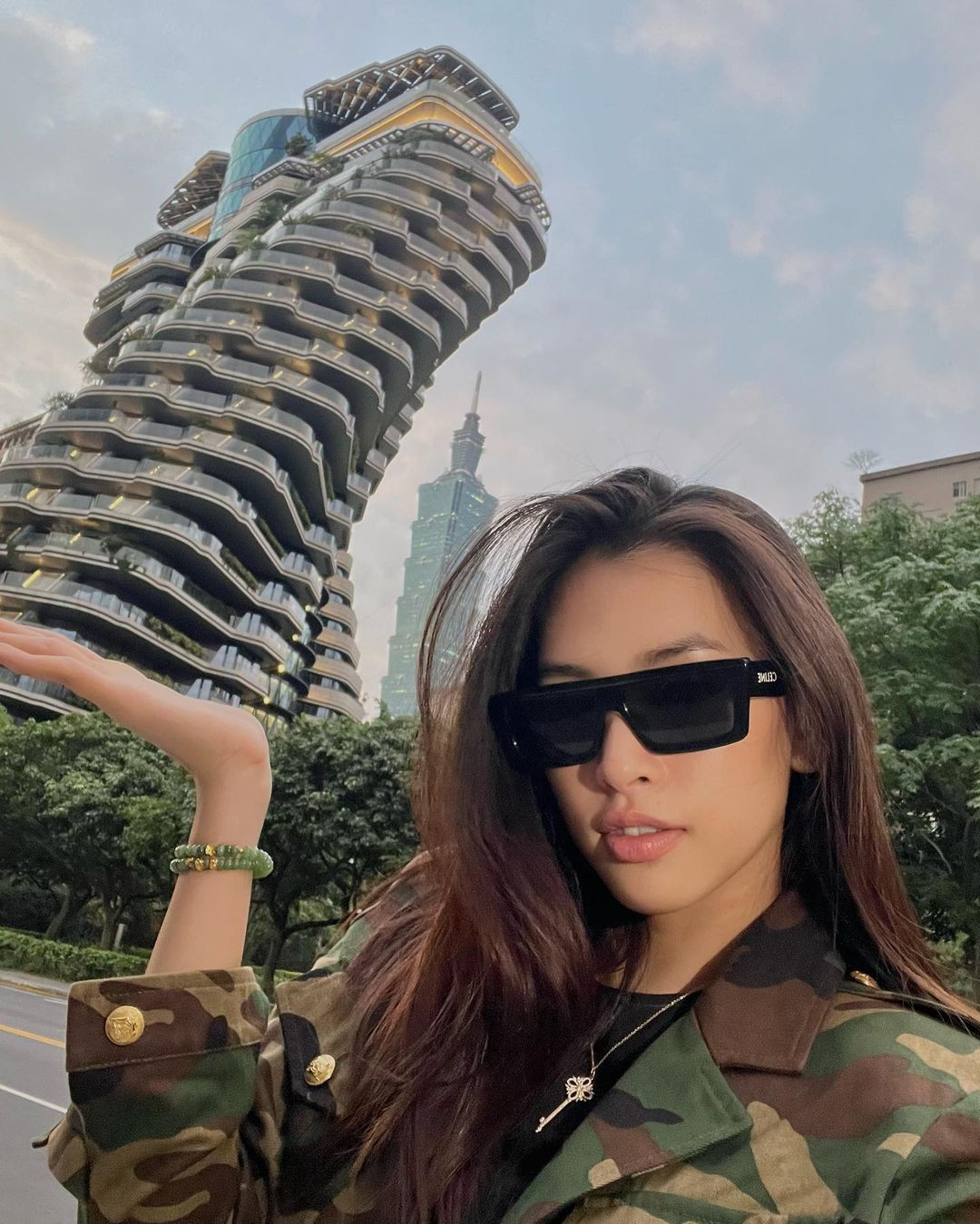 Hoa hậu Tiểu Vy đi du lịch Đài Loan, Trung Quốc trong kỳ nghỉ lễ. Cô diện crop-top năng động, khoe vòng eo săn chắc trên đường phố.