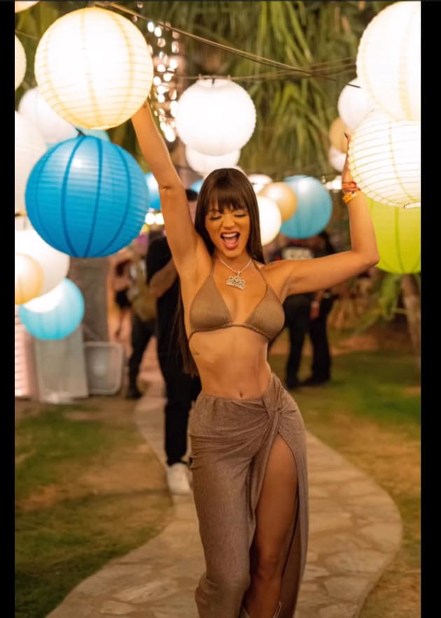 Zuleyka Rivera khoe cơ bắp ở lễ hội âm nhạc Coachella. Zuleyka Rivera khoe cơ bắp ở lễ hội âm nhạc Coachella.