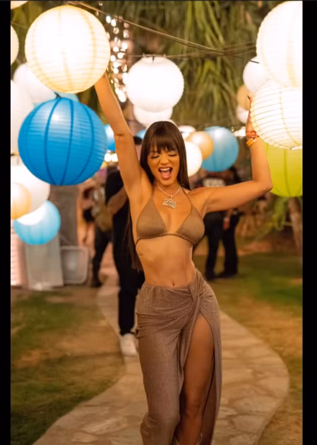 Zuleyka Rivera khoe cơ bắp ở lễ hội âm nhạc Coachella.