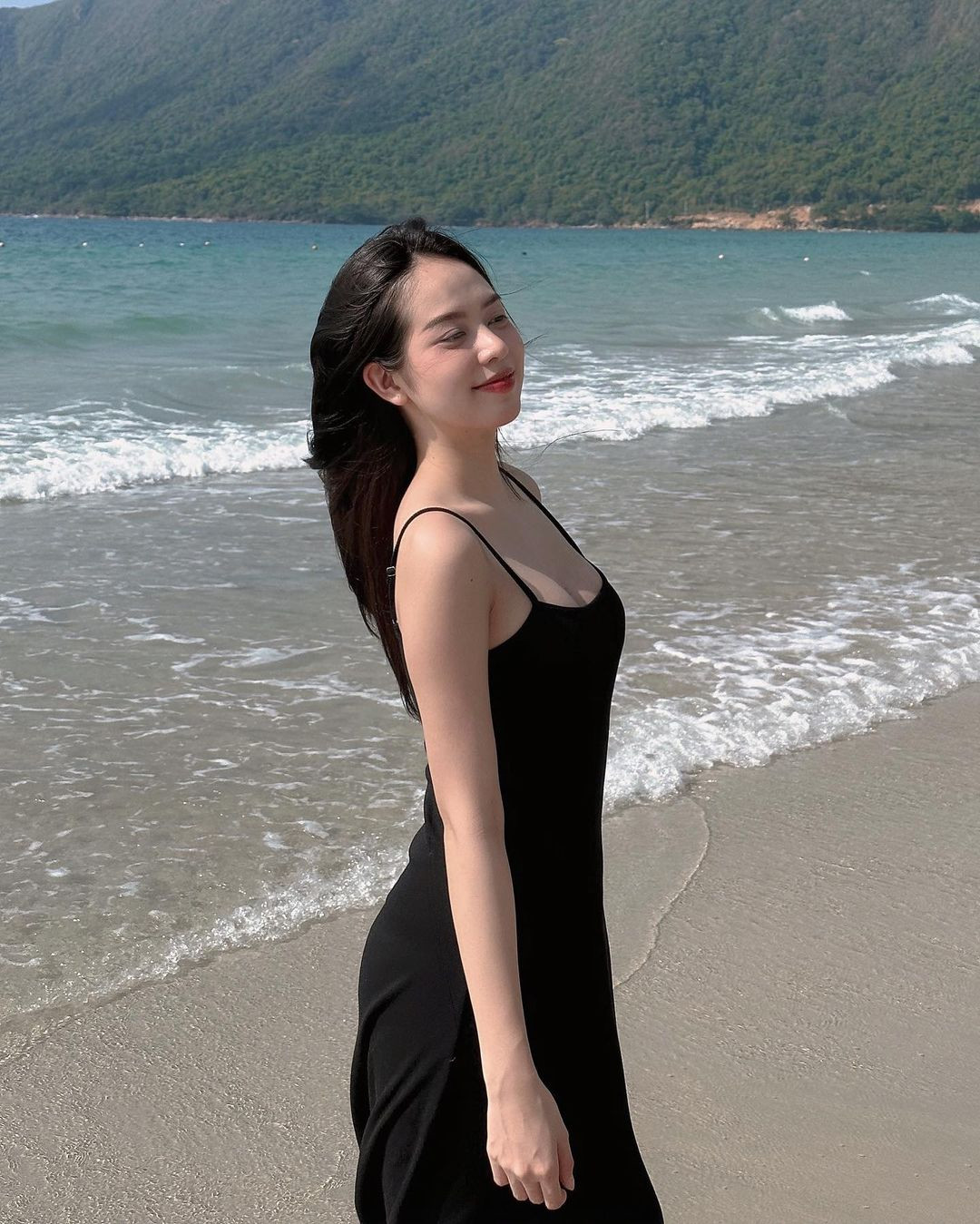 Hoa hậu Thanh Thủy diện váy hai dây khoe vai trần và vòng một quyến rũ. Người đẹp Đà Nẵng được đánh giá ngày càng hoàn thiện về sắc vóc sau 4 tháng đăng quang.