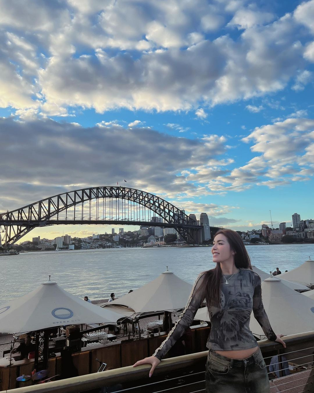 Người đẹp Minh Tú cũng đang có kỳ nghỉ lễ ở Australia. Trước đó, cô sang đây để biểu diễn thời trang. Minh Tú diện trang phục cá tính, khoe vòng eo quyến rũ.