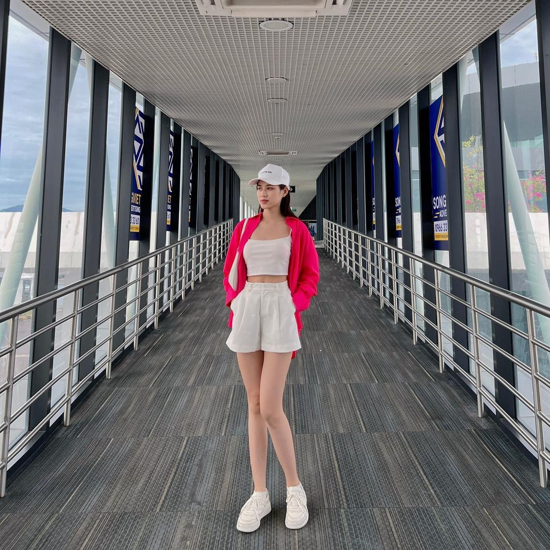 Khi di chuyển ở sân bay, Đỗ Thị Hà cũng chuộng quần sooc bởi mang lại vẻ năng động, dễ chịu. Dù ăn mặc giản dị, người đẹp vẫn nổi bật.