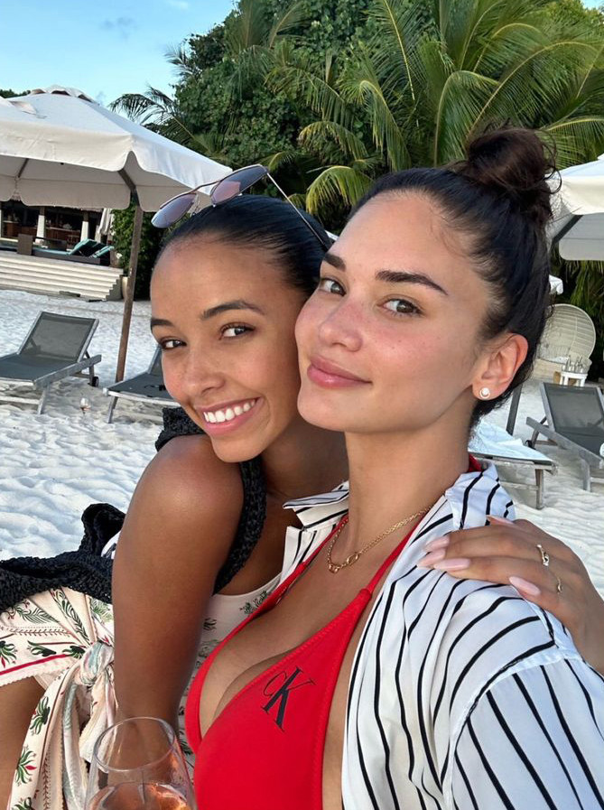 Hoa hậu Hoàn vũ 2015 Pia Wurtzbach đang có chuyến nghỉ dưỡng tại Maldives. Tại đây, cô có dịp hội ngộ Hoa hậu Hoàn vũ 2016 Iris Mittenaere và Hoa hậu Hoàn vũ Pháp 2015 - Flora Coquerel. Iris Mittenaere là người kế nhiệm của Pia Wurtzbach. Trong khi đó, Flora Coquerel cùng thi Hoa hậu Hoàn vũ 2015 với Pia Wurtzbach và vào top 5.