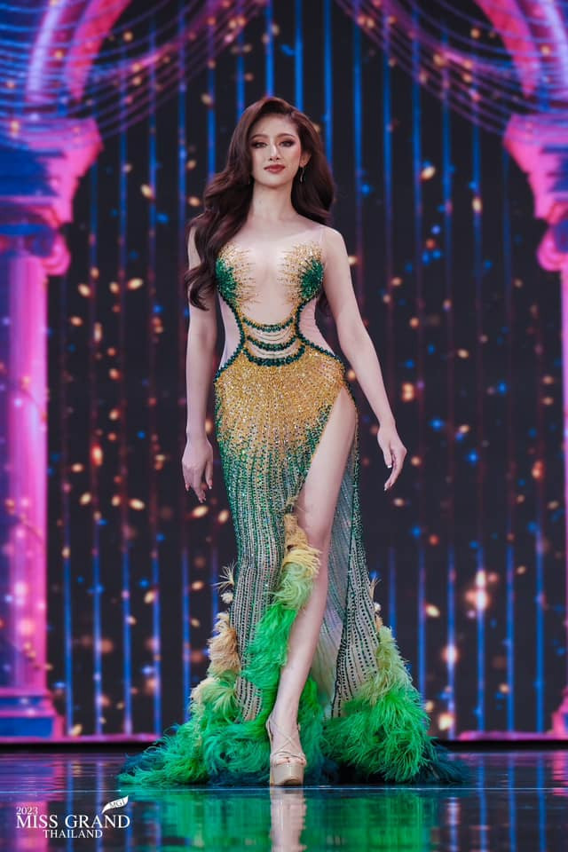 Mẫu váy dạ hội biến tấu từ áo ngực, nội y cũng được ưa chuộng ở mùa giải năm nay. Thiết kế giúp người mặc khoe được vòng 1 nóng bỏng và vòng eo săn chắc.