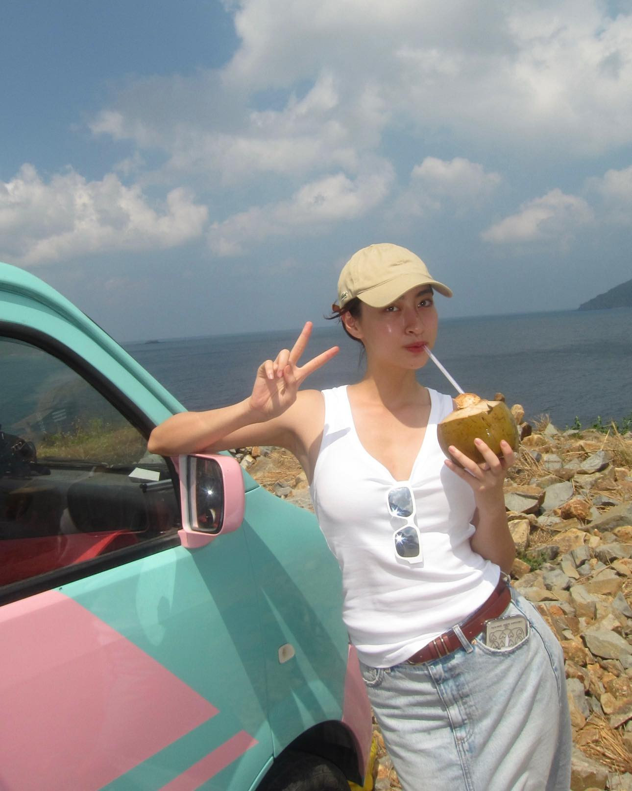 Hoa hậu Lương Thùy Linh diện set đồ năng động, cá tính. Ngoài đời, người đẹp gốc Cao Bằng có street style ấn tượng. Cô cũng ưa chuộng trang phục khoe được vẻ quyến rũ.