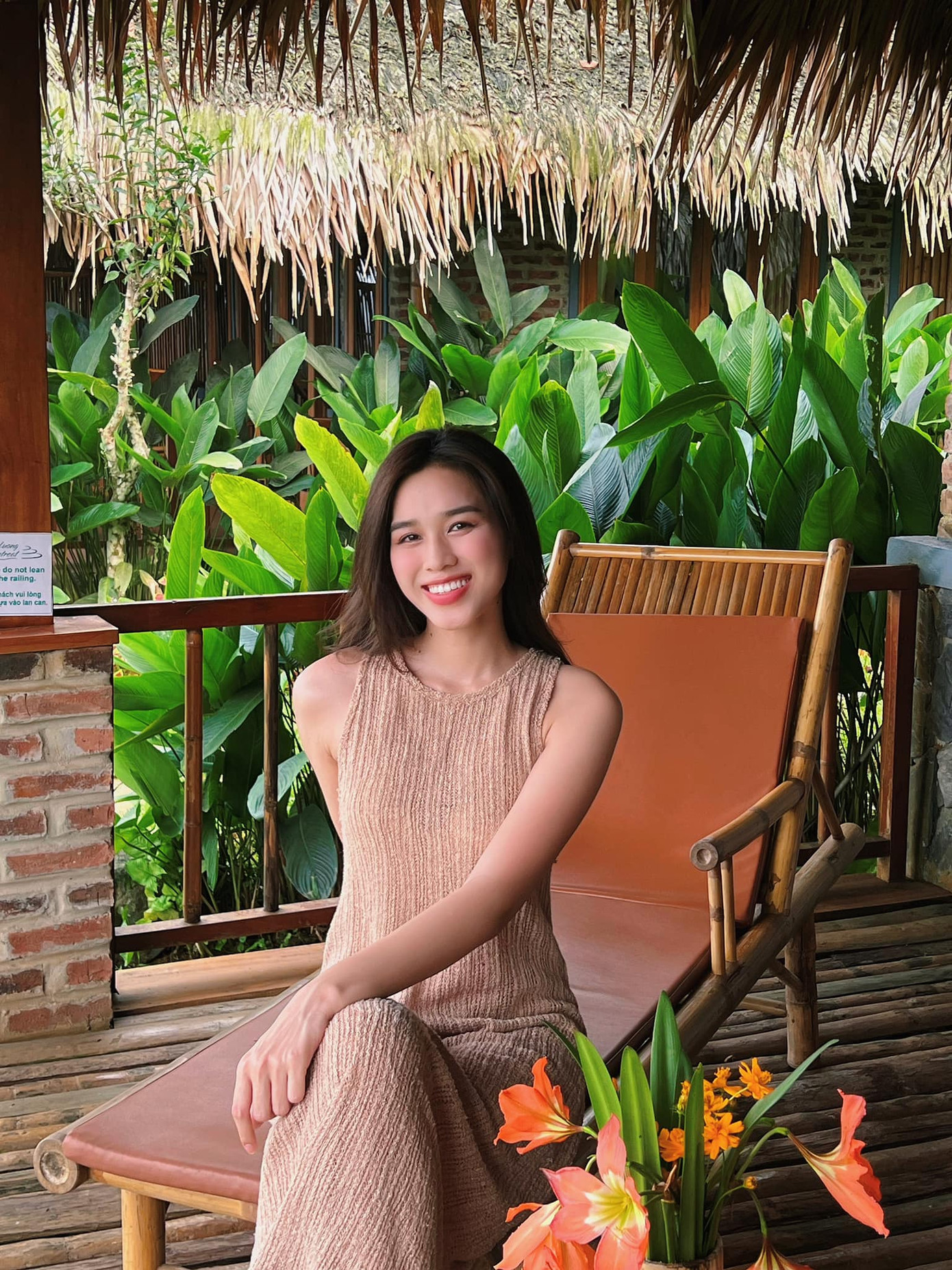 Hoa hậu Đỗ Thị Hà có kỳ nghỉ lễ ở quê hương Thanh Hóa. Cô diện váy kiểu cổ yếm, khoe vai trần. Hoa hậu Việt Nam 2020 cùng bạn bè trải qua những ngày nghỉ gần gũi với thiên nhiên ở Pù Luông. Người đẹp chia sẻ cảm giác thích thú khi được tận hưởng không gian thoáng đãng, yên lặng ở nơi đây.