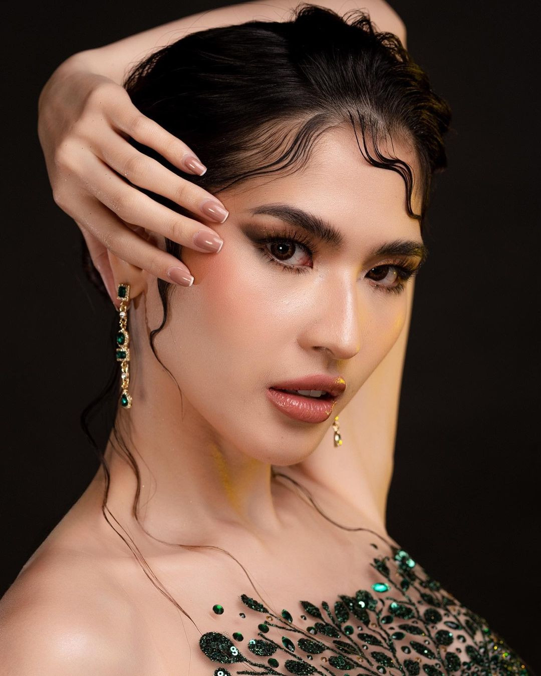 Người đẹp năm nay 24 tuổi, cao 1,7 m, gương mặt đẹp và vóc dáng cân đối, quyến rũ.