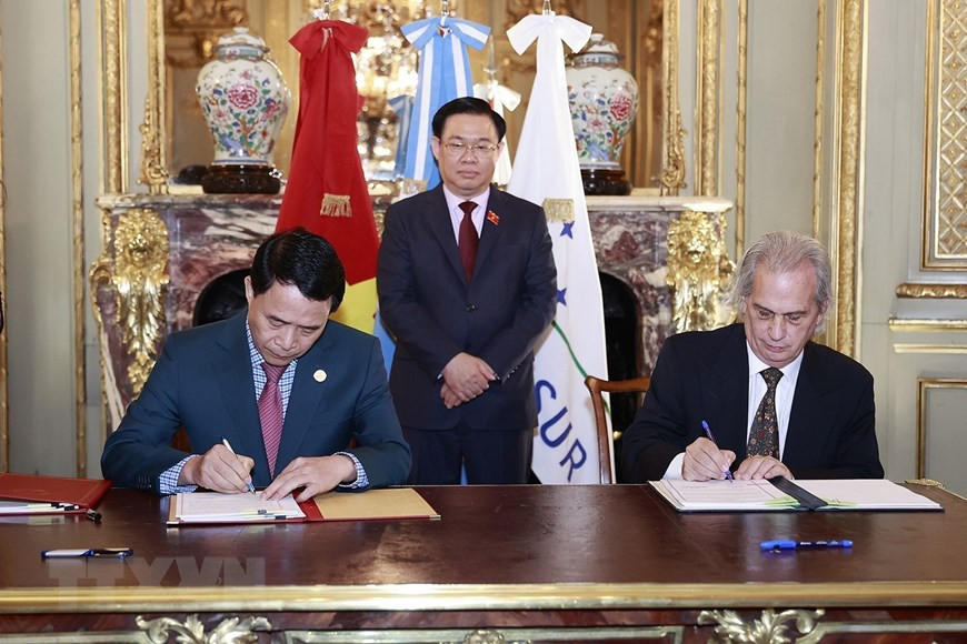 Chủ tịch Quốc hội Vương Đình Huệ chứng kiến Lễ ký kết Hiệp định dẫn độ. (Ảnh: Doãn Tấn/TTXVN)