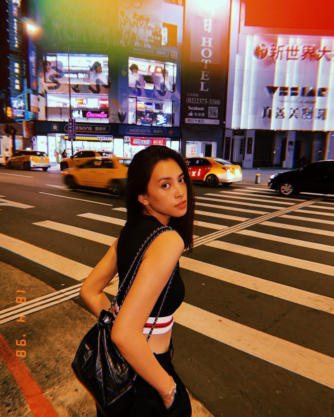 Hoa hậu Tiểu Vy đi du lịch Đài Loan, Trung Quốc trong kỳ nghỉ lễ. Cô diện crop-top năng động, khoe vòng eo săn chắc trên đường phố.