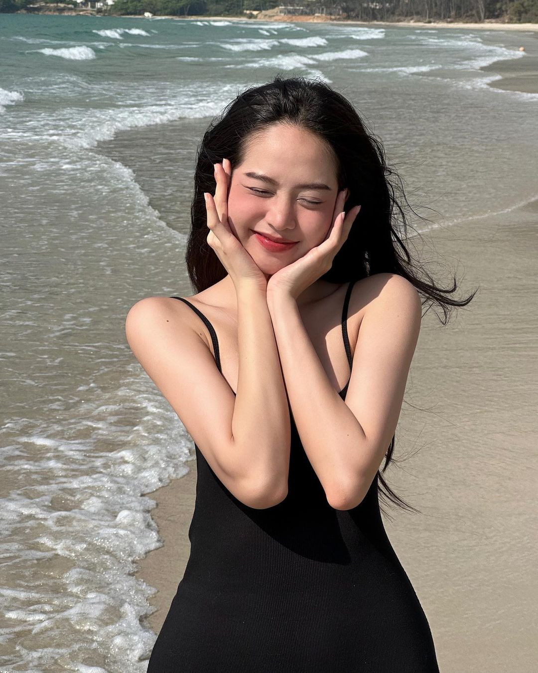 Phong cách thời trang của cô cũng được cho là "lột xác" so với khi mới đăng quang. Người đẹp chăm chỉ diện mốt khoe thân hình gợi cảm. Tuy vậy, ngoài đời Thanh Thủy vẫn thể hiện cá tính trong sáng đúng lứa tuổi.