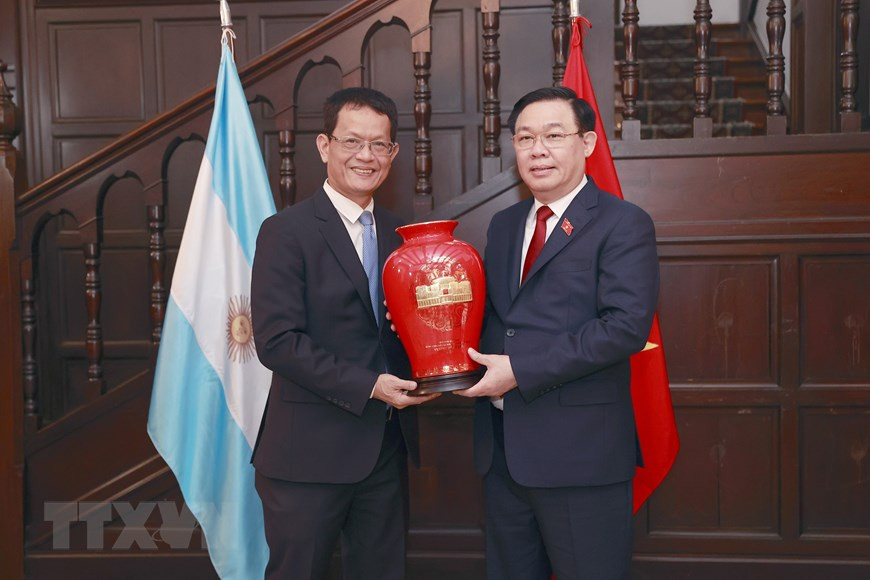 Chủ tịch Quốc hội Vương Đình Huệ tặng quà cán bộ, nhân viên Đại sứ quán Argentina. (Ảnh: Doãn Tấn/TTXVN)