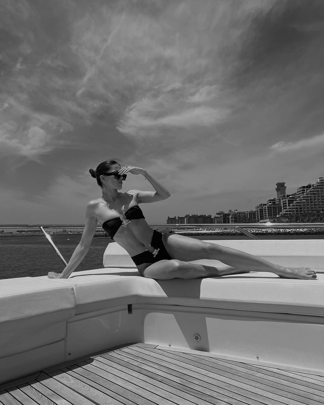 Iris Mittenaere cũng có cuộc tình lãng mạn bên bạn trai doanh nhân Diego El Glaoui. Cả hai thường xuyên du lịch vòng quanh thế giới.