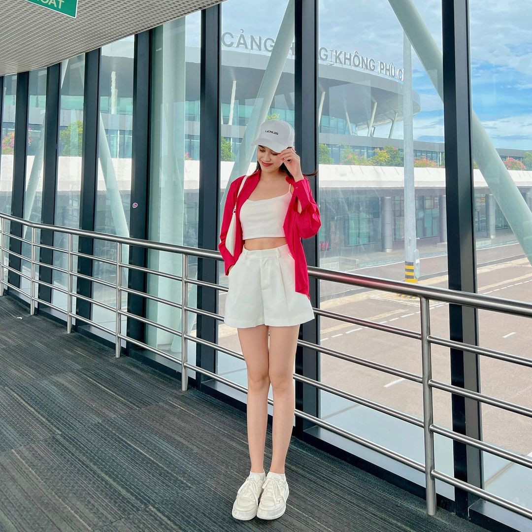 Khi di chuyển ở sân bay, Đỗ Thị Hà cũng chuộng quần sooc bởi mang lại vẻ năng động, dễ chịu. Dù ăn mặc giản dị, người đẹp vẫn nổi bật.