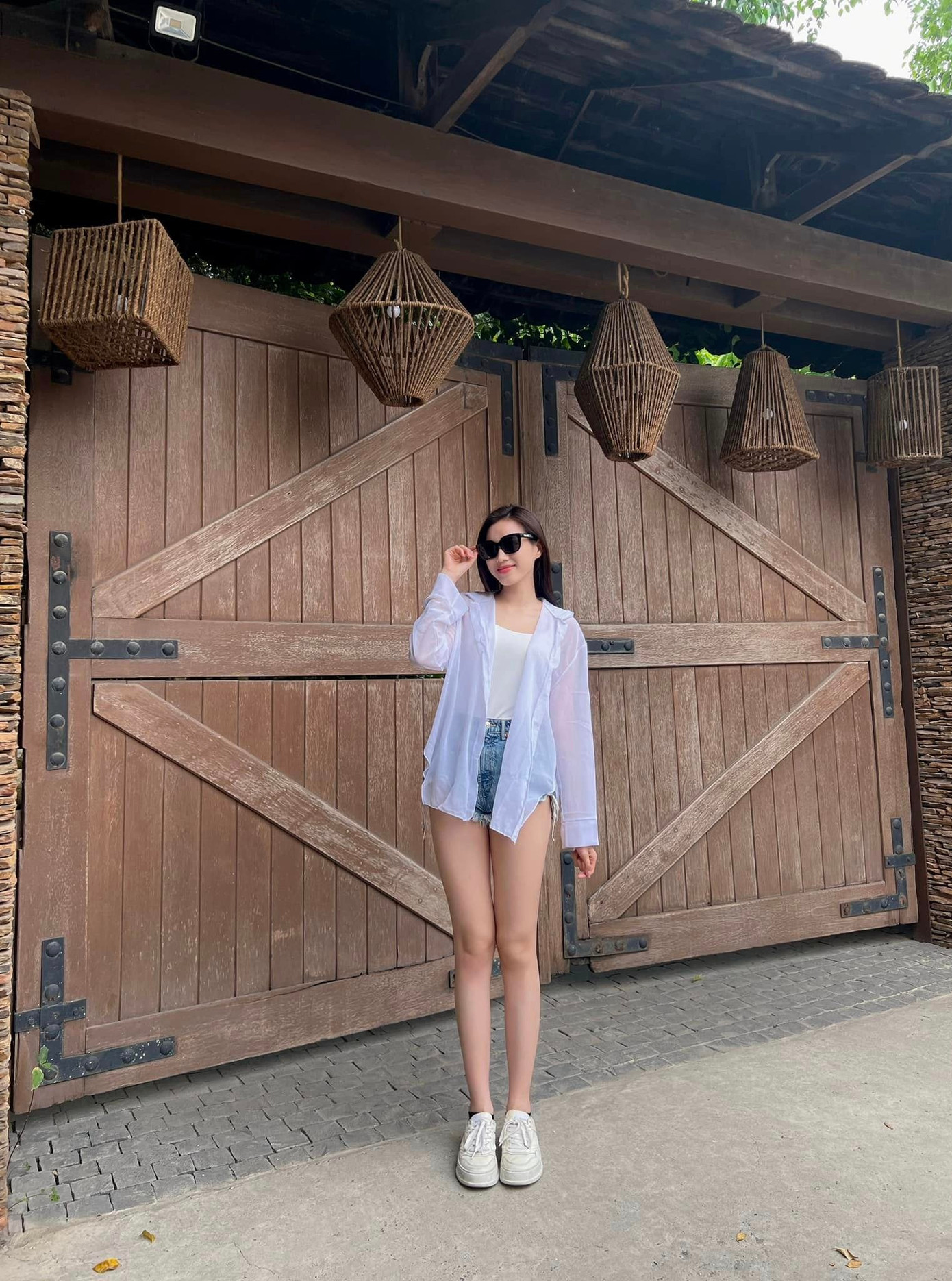 Bên cạnh bikini, quần sooc cũng là món đồ thời trang mà người đẹp xứ Thanh thường xuyên sử dụng để khoe chân dài. Quần sooc jean mang lại cho cô vẻ năng động, cá tính ở đời thường.