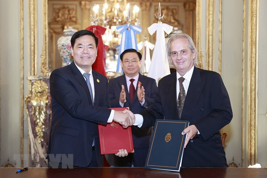 Chủ tịch Quốc hội Vương Đình Huệ chứng kiến Lễ ký kết Hiệp định chuyển giao người bị kết án phạt tù. (Ảnh: Doãn Tấn/TTXVN)