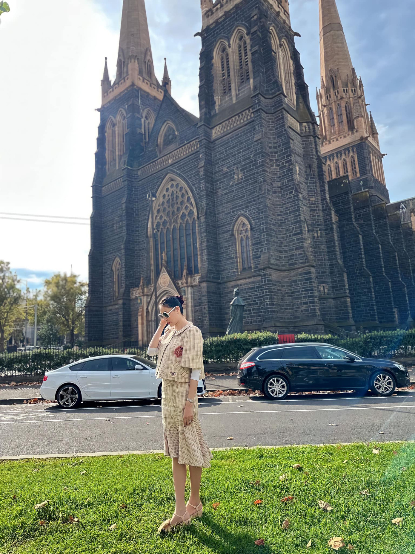 Hoa hậu Hà Kiều Anh kết hợp xem thời trang và nghỉ lễ tại Australia. Cô diện trang phục thanh lịch, khoe dáng trên đường phố.