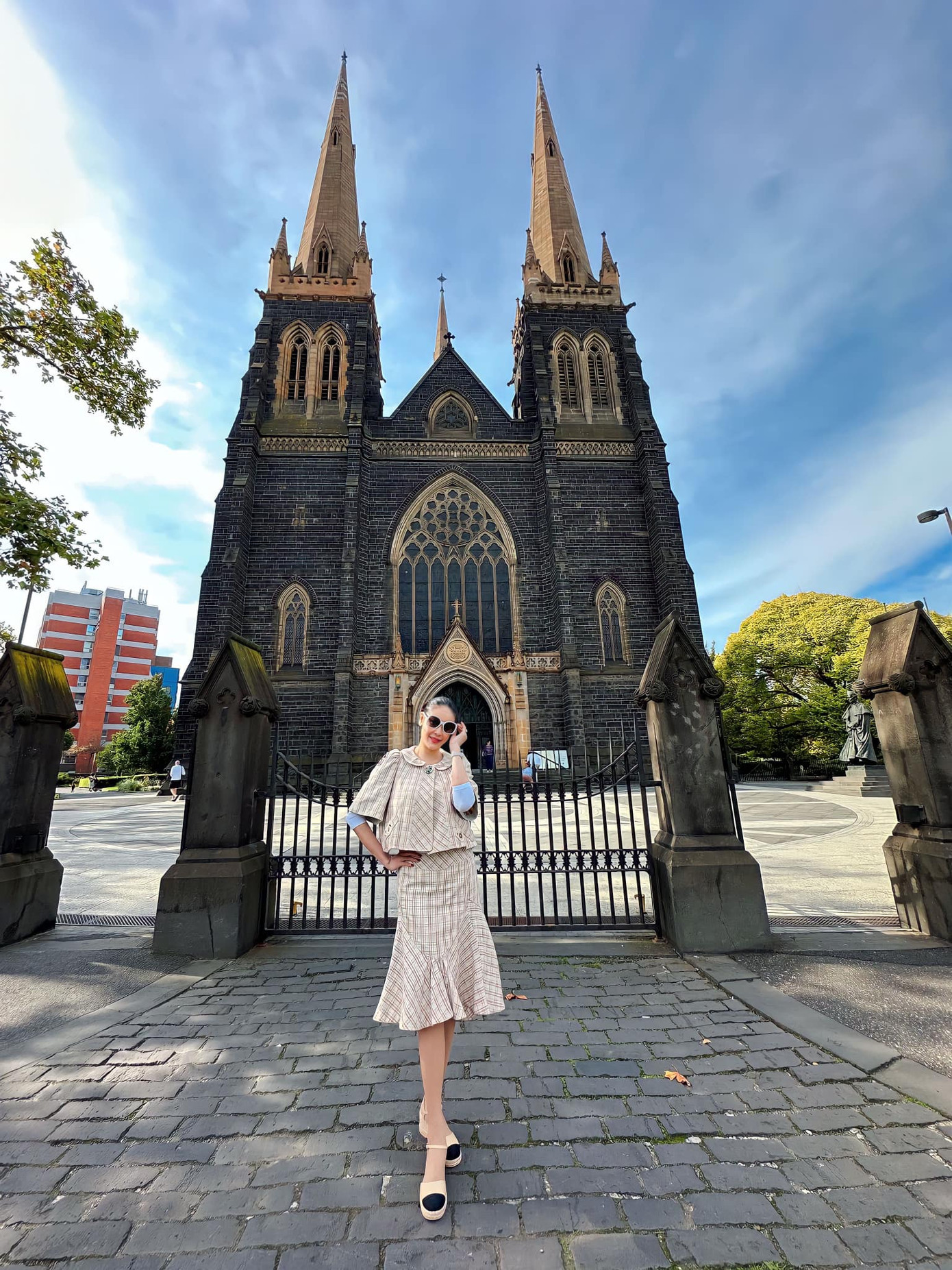 Hoa hậu Hà Kiều Anh kết hợp xem thời trang và nghỉ lễ tại Australia. Cô diện trang phục thanh lịch, khoe dáng trên đường phố.