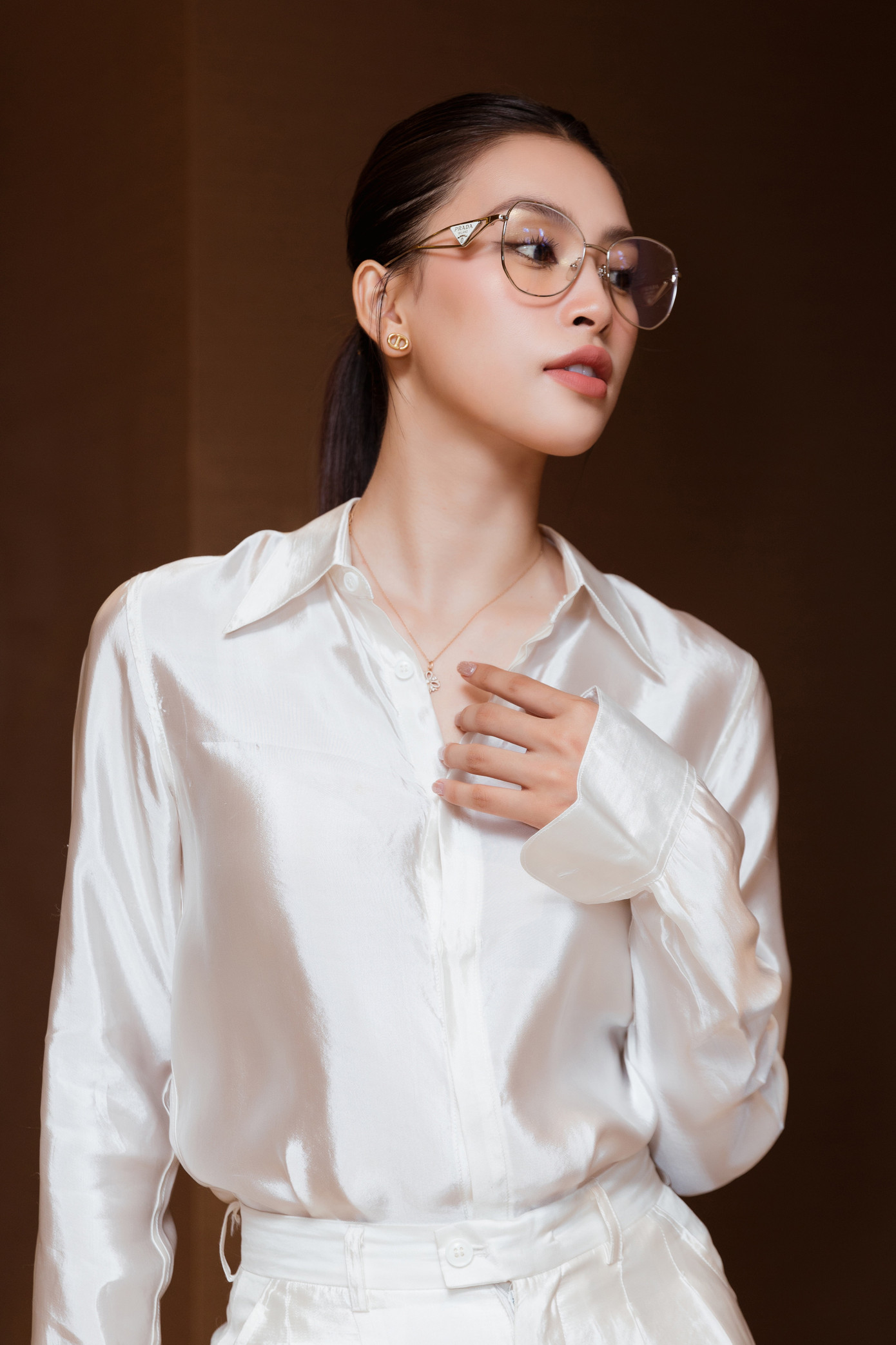 Sáng 23/4, vòng Sơ khảo miền Nam của cuộc thi Miss World Vietnam 2023 được tổ chức tại TPHCM. Buổi Sơ khảo còn có sự xuất hiện của dàn giám khảo Hoa hậu Tiểu Vy, Lương Thùy Linh, Đỗ Thị Hà. Hoa hậu Tiểu Vy diện trang phục tông màu trắng thanh lịch.